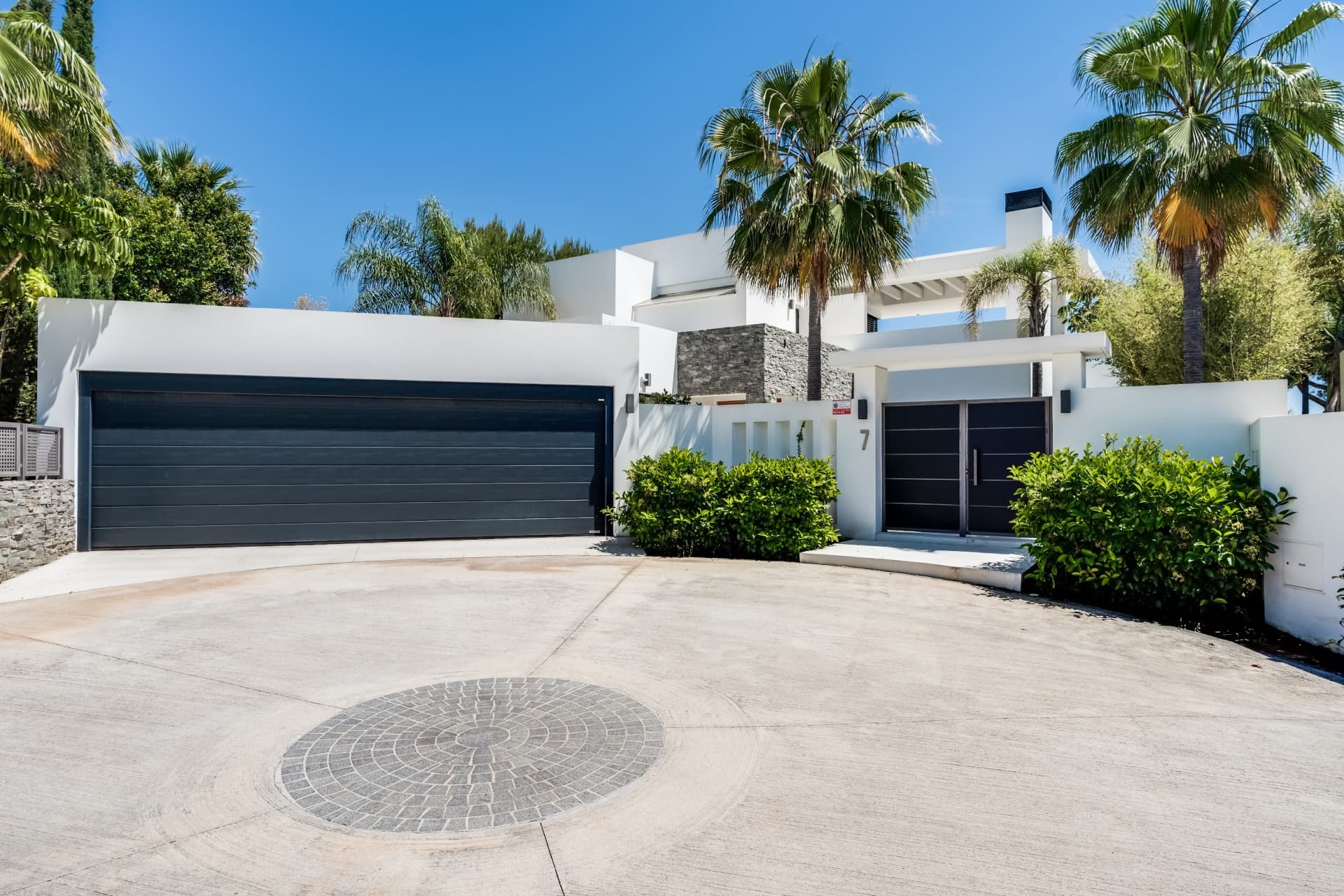 This exceptional villa is nestled within an exclusive gated community in Marbella’s prestigious Golden Mile