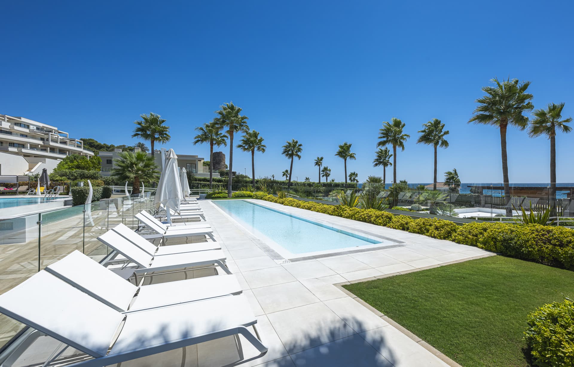 Welcome to Velaya, a prestigious residential community ideally positioned between Marbella and Estepona