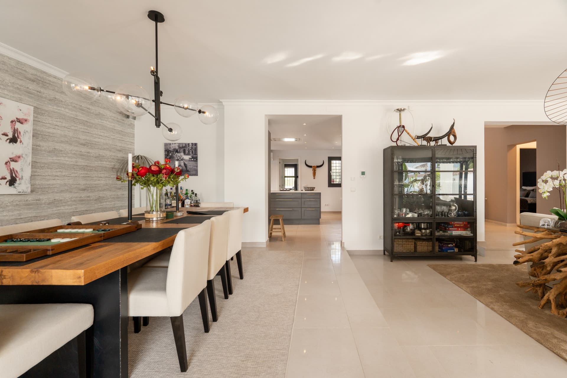 Sophisticated Living in Aloha, Nueva Andalucía Situated in the highly coveted neighborhood of Aloha in Nueva Andalucía,