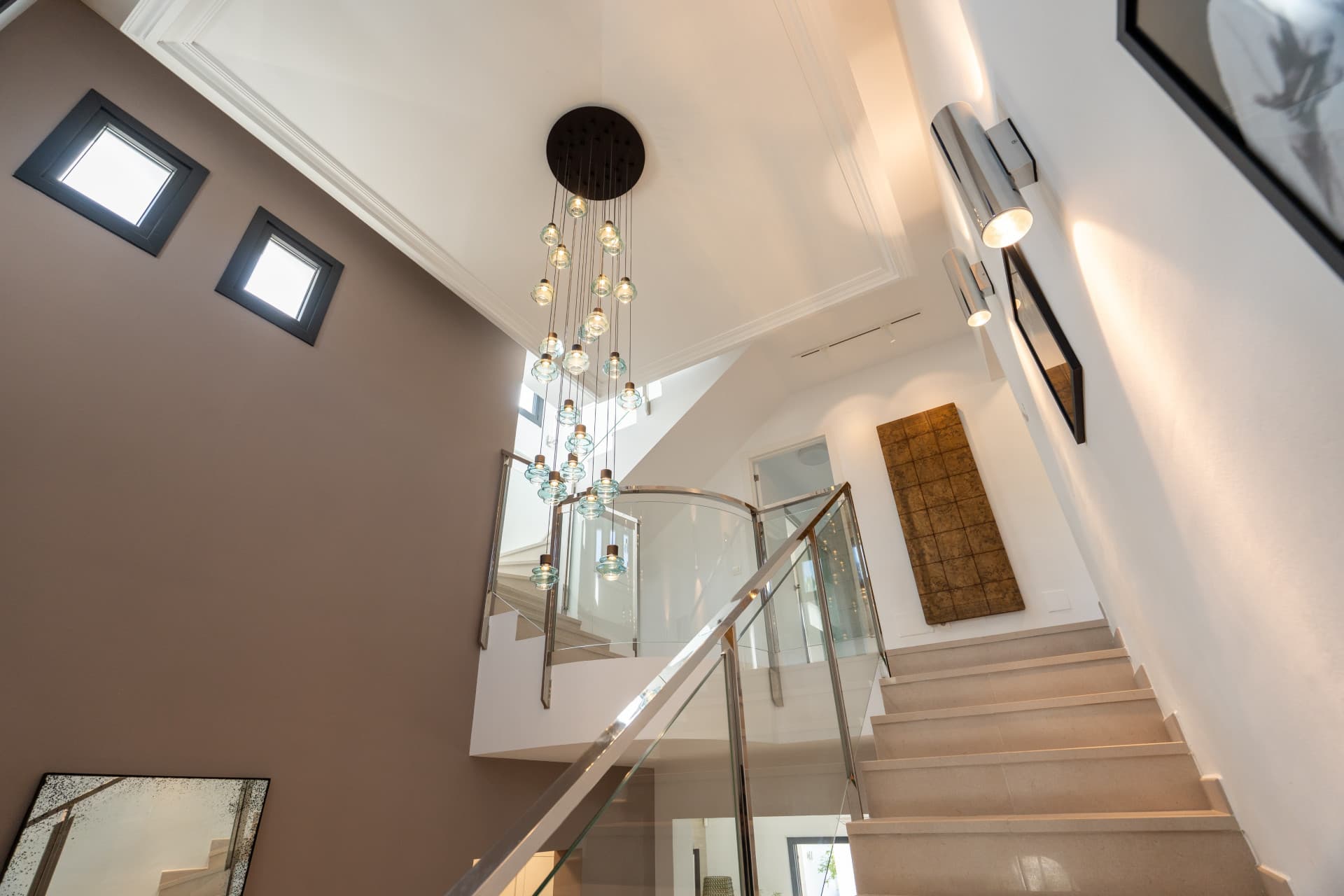 Sophisticated Living in Aloha, Nueva Andalucía Situated in the highly coveted neighborhood of Aloha in Nueva Andalucía,