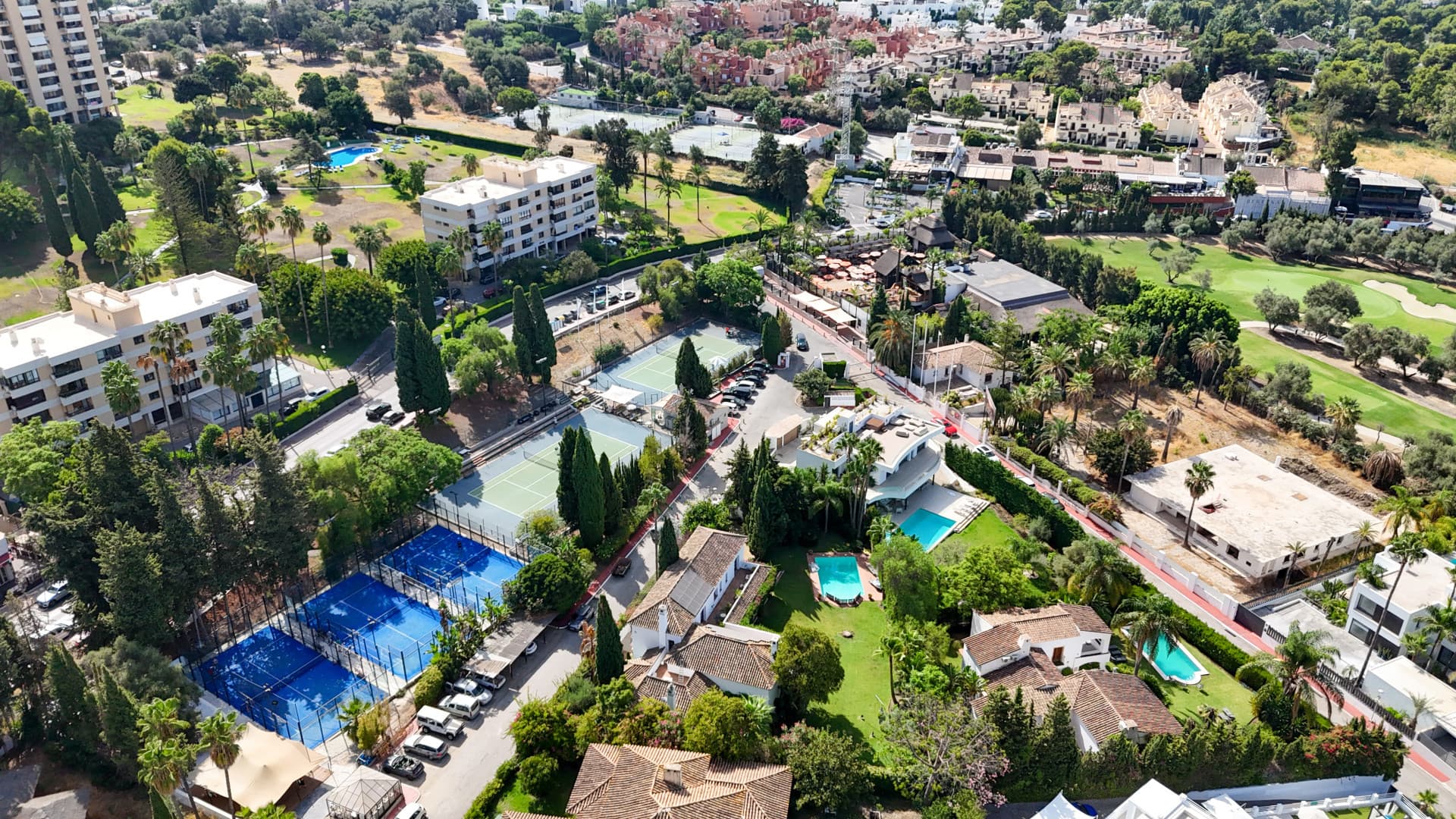 Sophisticated Living in Aloha, Nueva Andalucía Situated in the highly coveted neighborhood of Aloha in Nueva Andalucía,