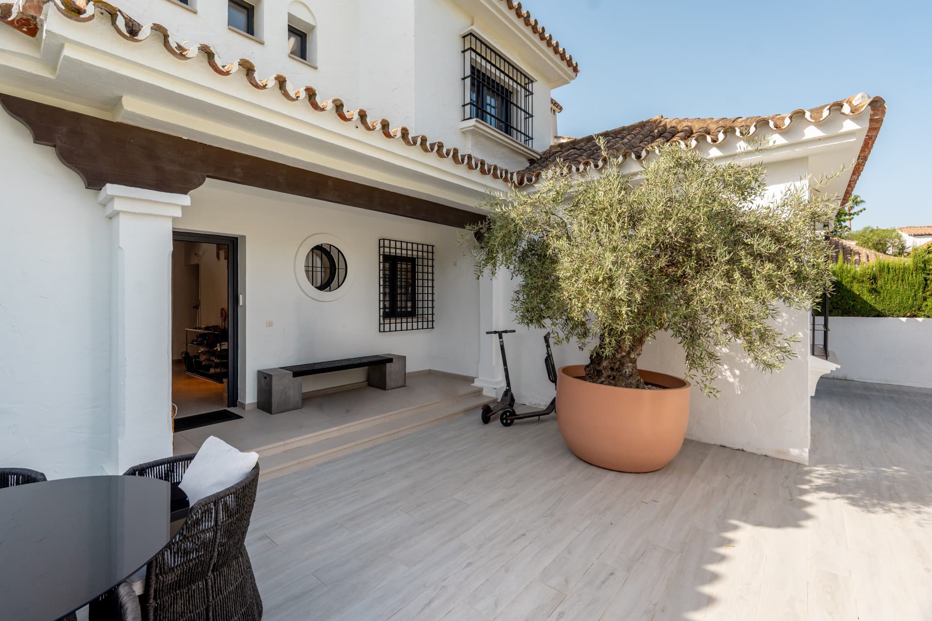 Sophisticated Living in Aloha, Nueva Andalucía Situated in the highly coveted neighborhood of Aloha in Nueva Andalucía,