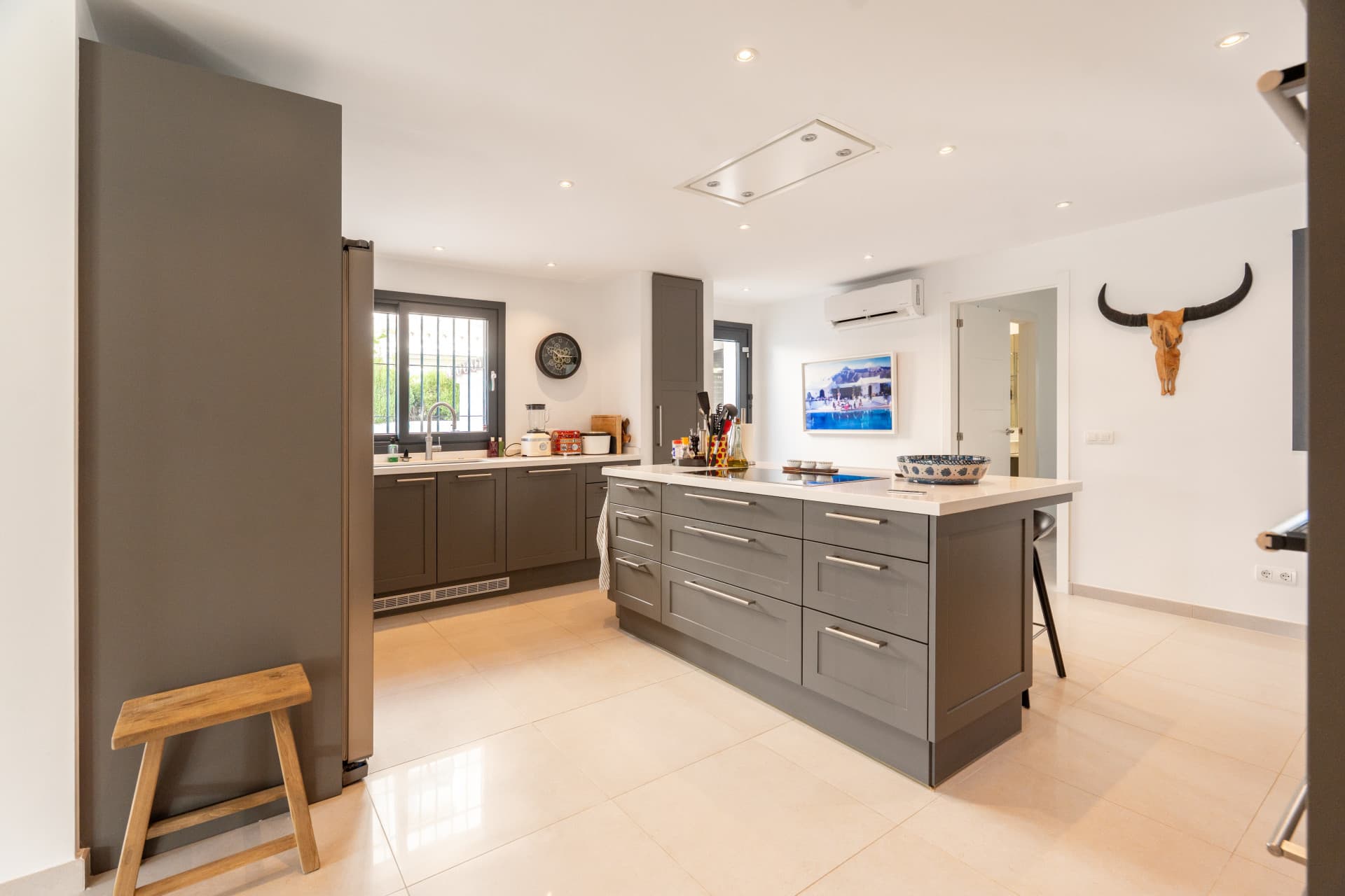 Sophisticated Living in Aloha, Nueva Andalucía Situated in the highly coveted neighborhood of Aloha in Nueva Andalucía,