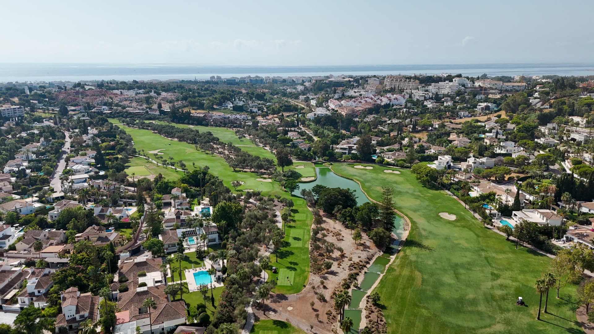Sophisticated Living in Aloha, Nueva Andalucía Situated in the highly coveted neighborhood of Aloha in Nueva Andalucía,