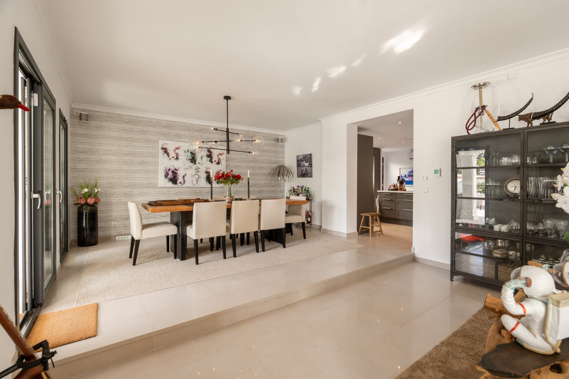 Sophisticated Living in Aloha, Nueva Andalucía Situated in the highly coveted neighborhood of Aloha in Nueva Andalucía,