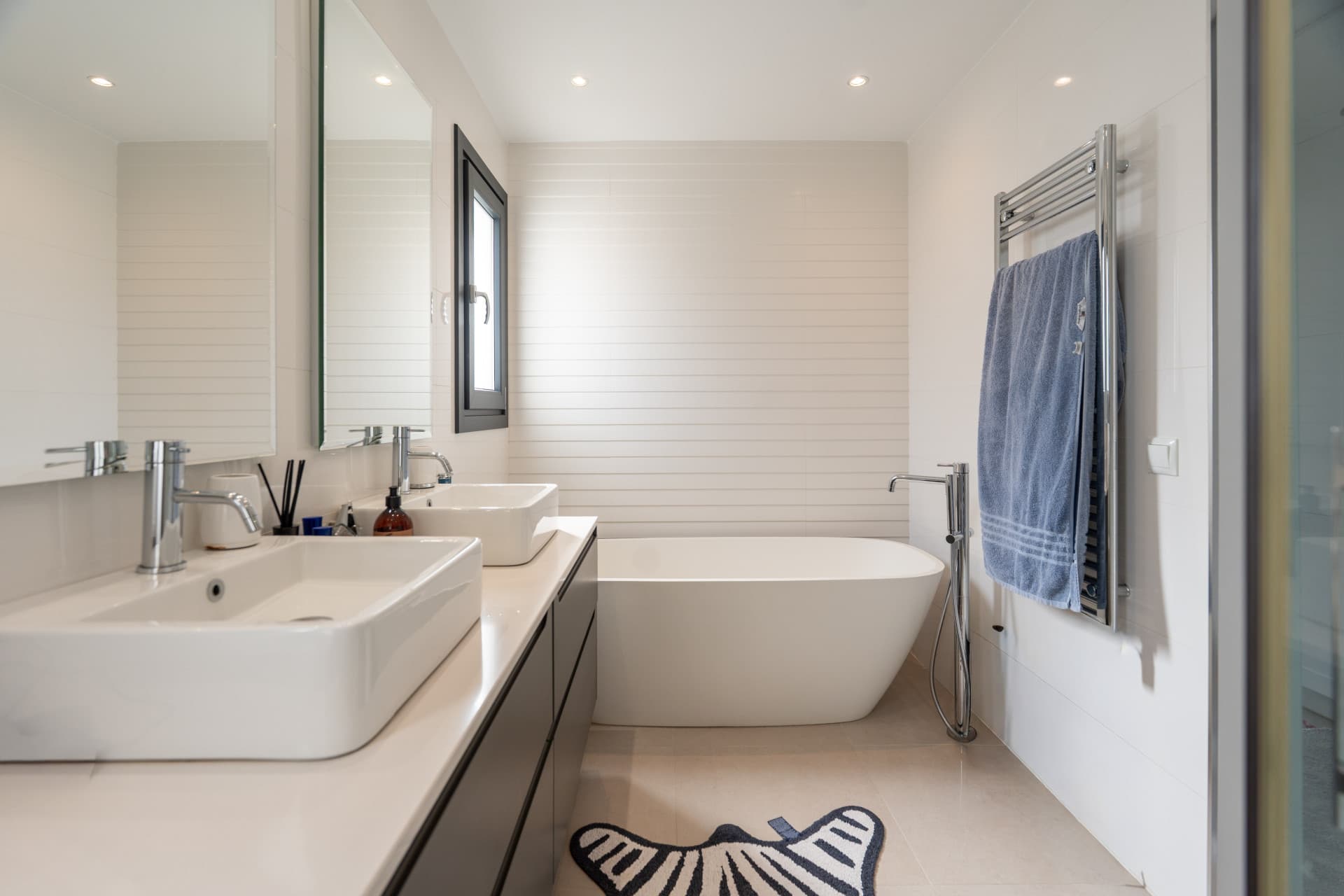 Sophisticated Living in Aloha, Nueva Andalucía Situated in the highly coveted neighborhood of Aloha in Nueva Andalucía,