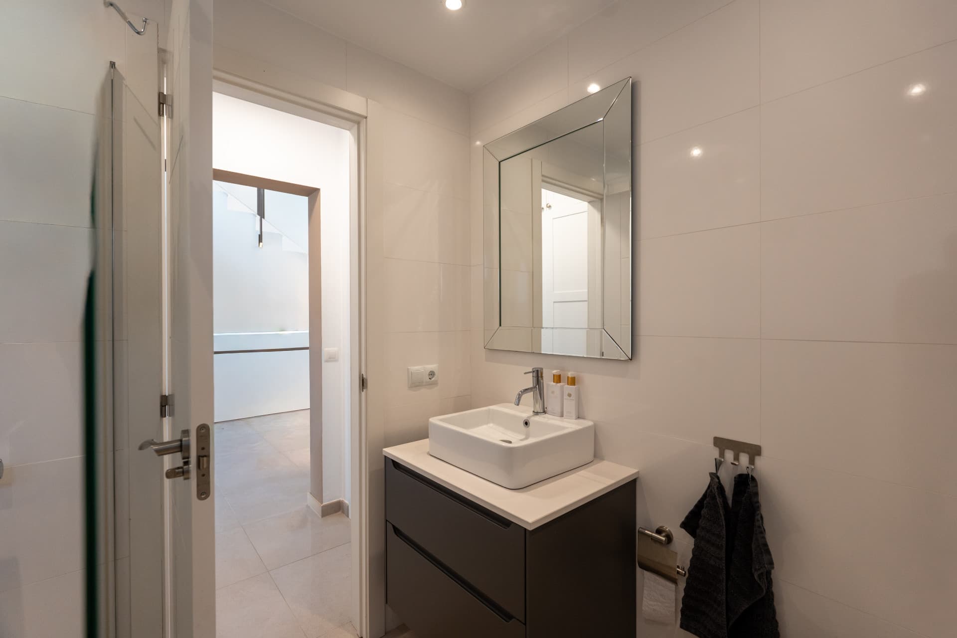 Sophisticated Living in Aloha, Nueva Andalucía Situated in the highly coveted neighborhood of Aloha in Nueva Andalucía,