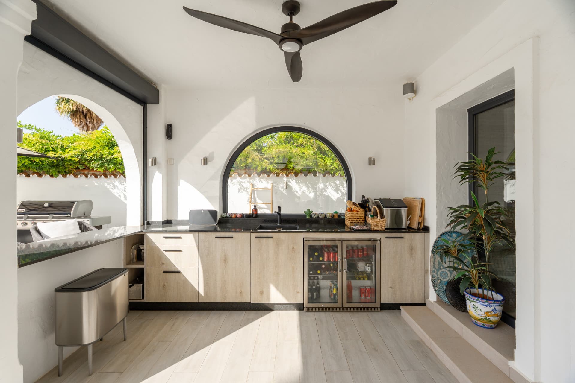 Sophisticated Living in Aloha, Nueva Andalucía Situated in the highly coveted neighborhood of Aloha in Nueva Andalucía,
