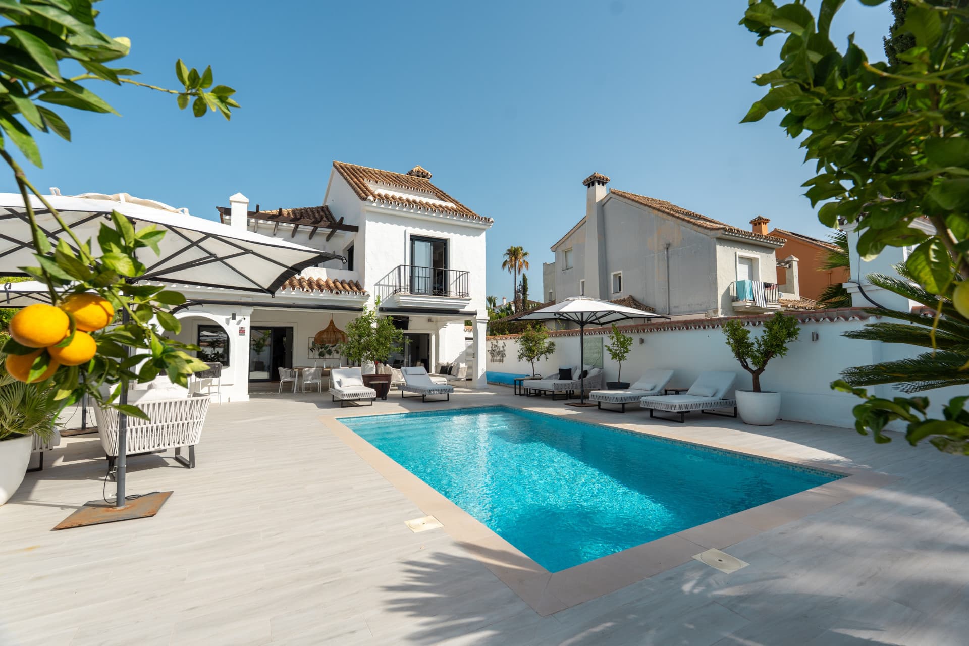 Sophisticated Living in Aloha, Nueva Andalucía Situated in the highly coveted neighborhood of Aloha in Nueva Andalucía,