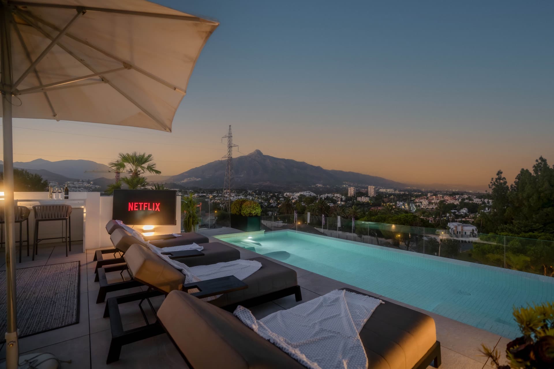 Vanguard Architecture & Security in Nueva AndalucíaThis exceptional contemporary villa is situated in the heart of Nueva
