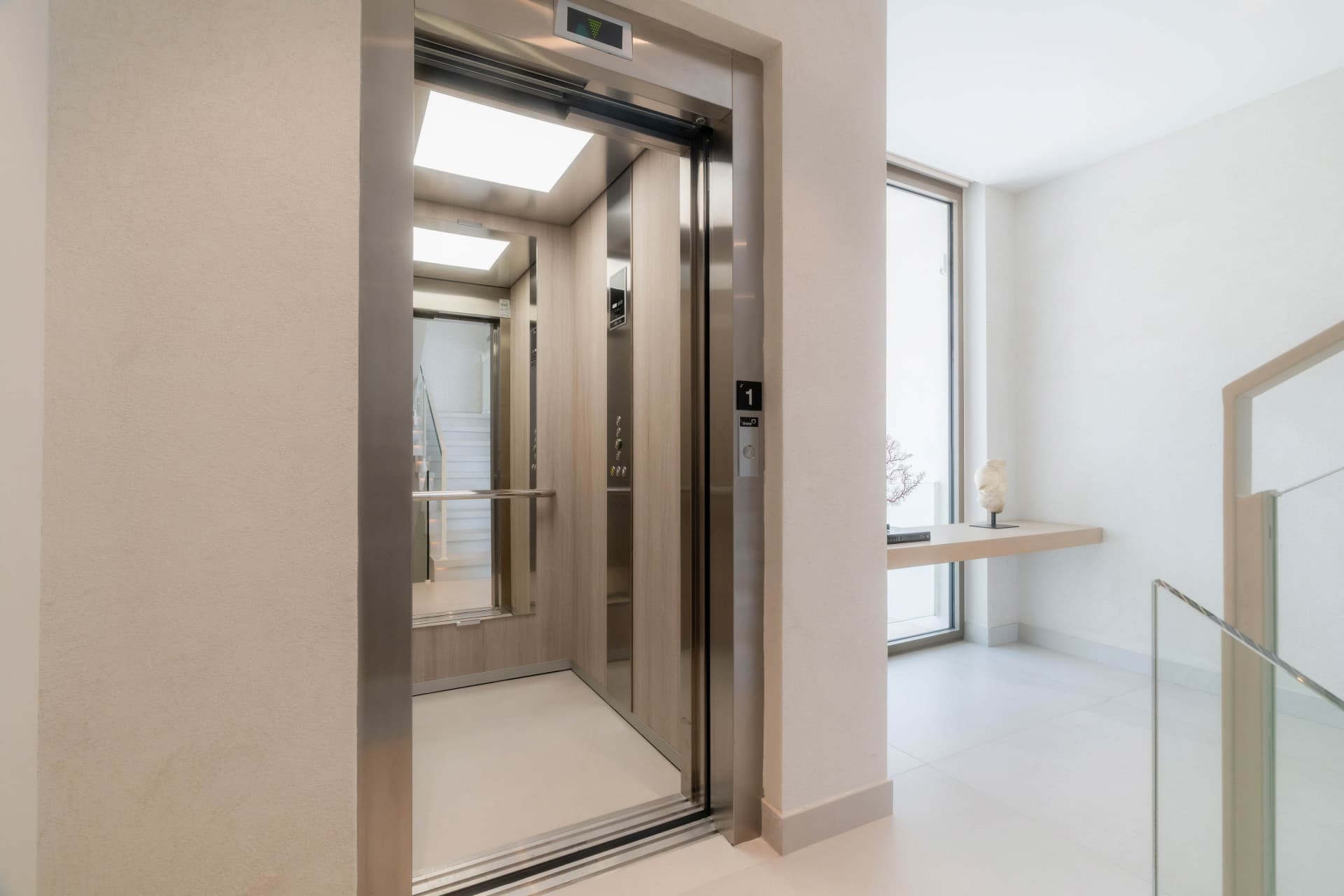 Vanguard Architecture & Security in Nueva AndalucíaThis exceptional contemporary villa is situated in the heart of Nueva