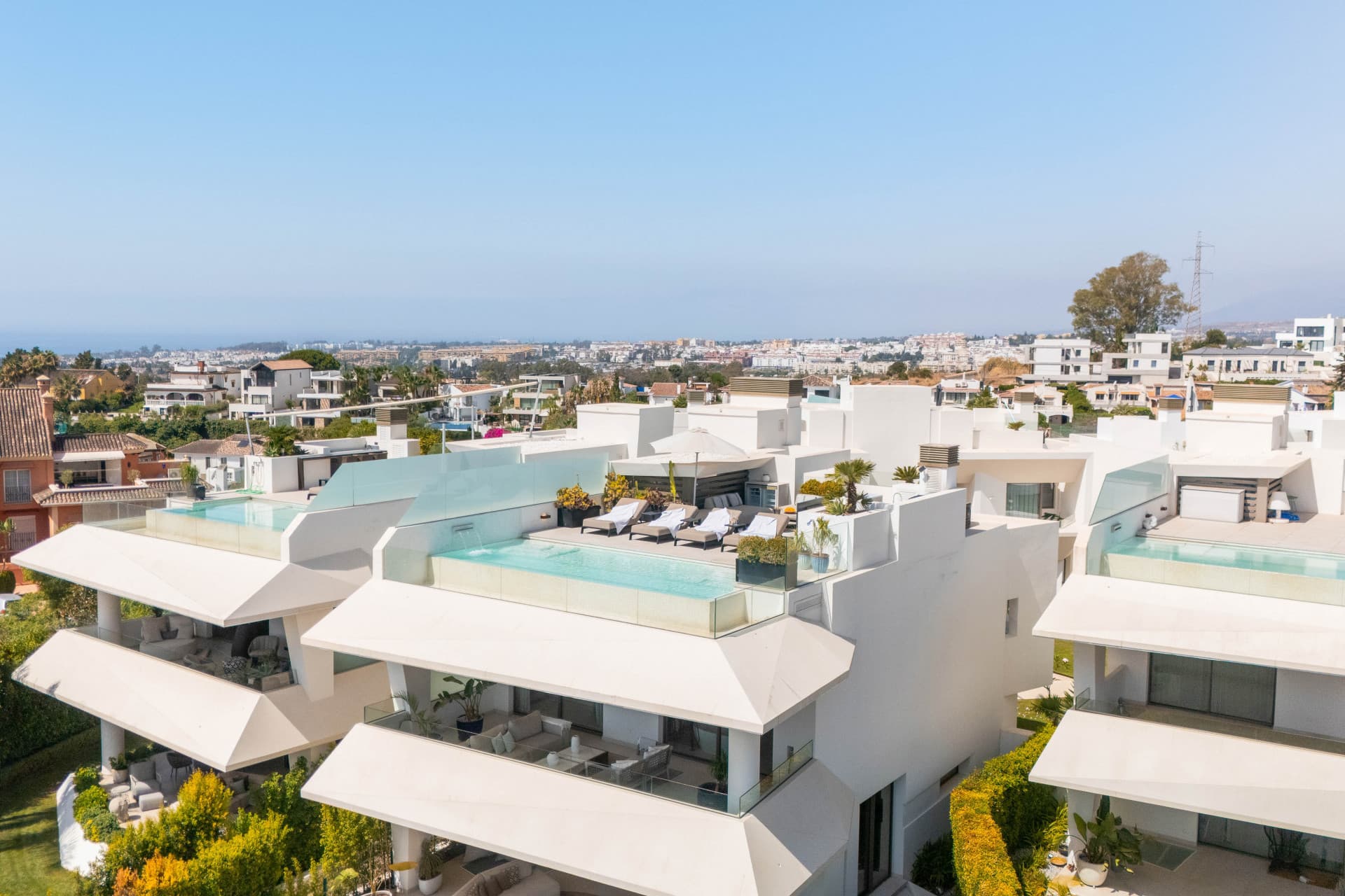Vanguard Architecture & Security in Nueva AndalucíaThis exceptional contemporary villa is situated in the heart of Nueva