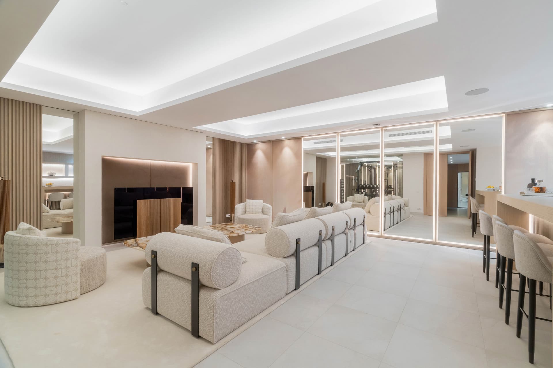 Vanguard Architecture & Security in Nueva AndalucíaThis exceptional contemporary villa is situated in the heart of Nueva