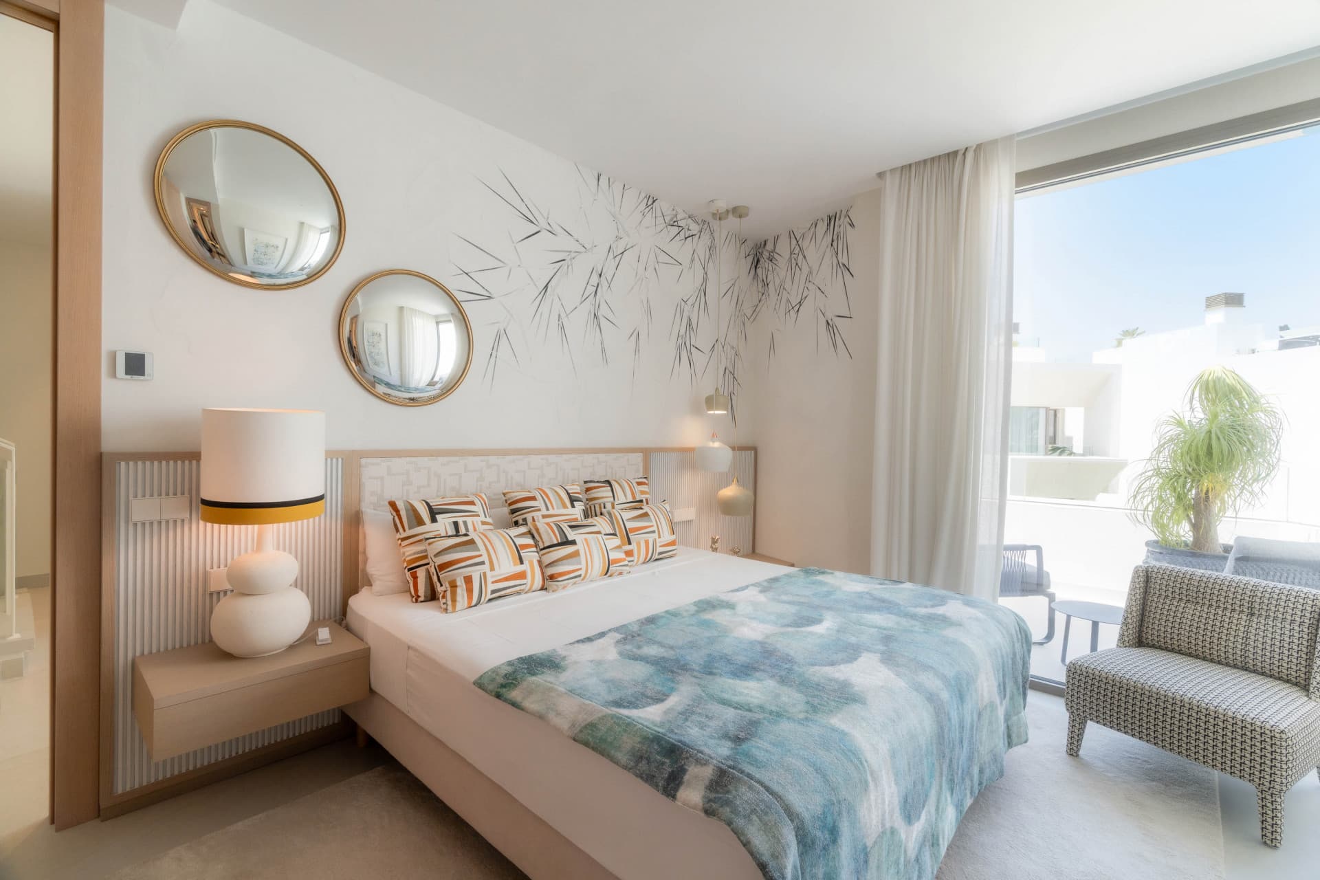 Vanguard Architecture & Security in Nueva AndalucíaThis exceptional contemporary villa is situated in the heart of Nueva