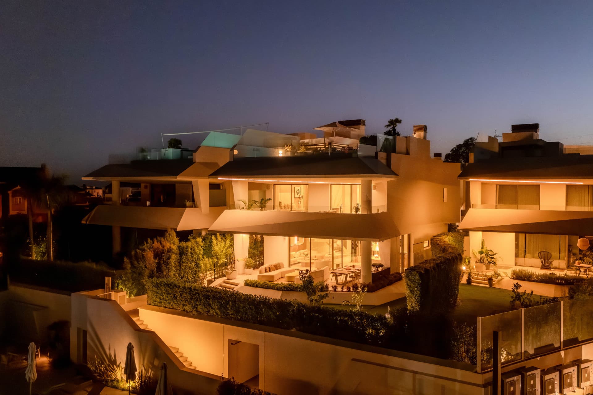 Vanguard Architecture & Security in Nueva AndalucíaThis exceptional contemporary villa is situated in the heart of Nueva