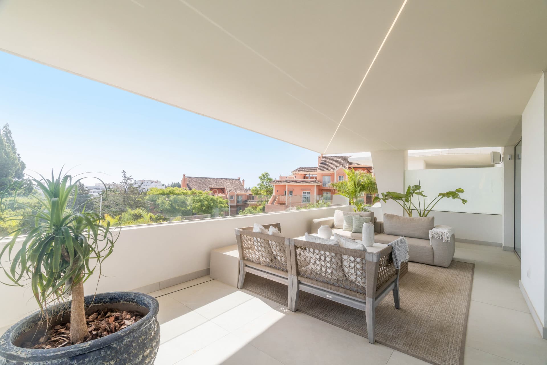 Vanguard Architecture & Security in Nueva AndalucíaThis exceptional contemporary villa is situated in the heart of Nueva