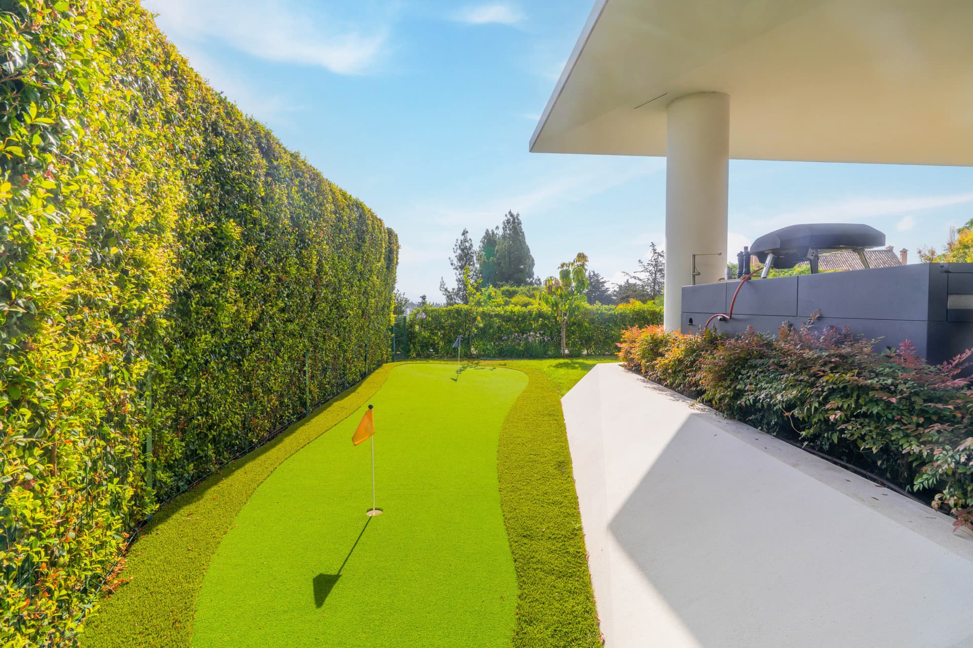Vanguard Architecture & Security in Nueva AndalucíaThis exceptional contemporary villa is situated in the heart of Nueva