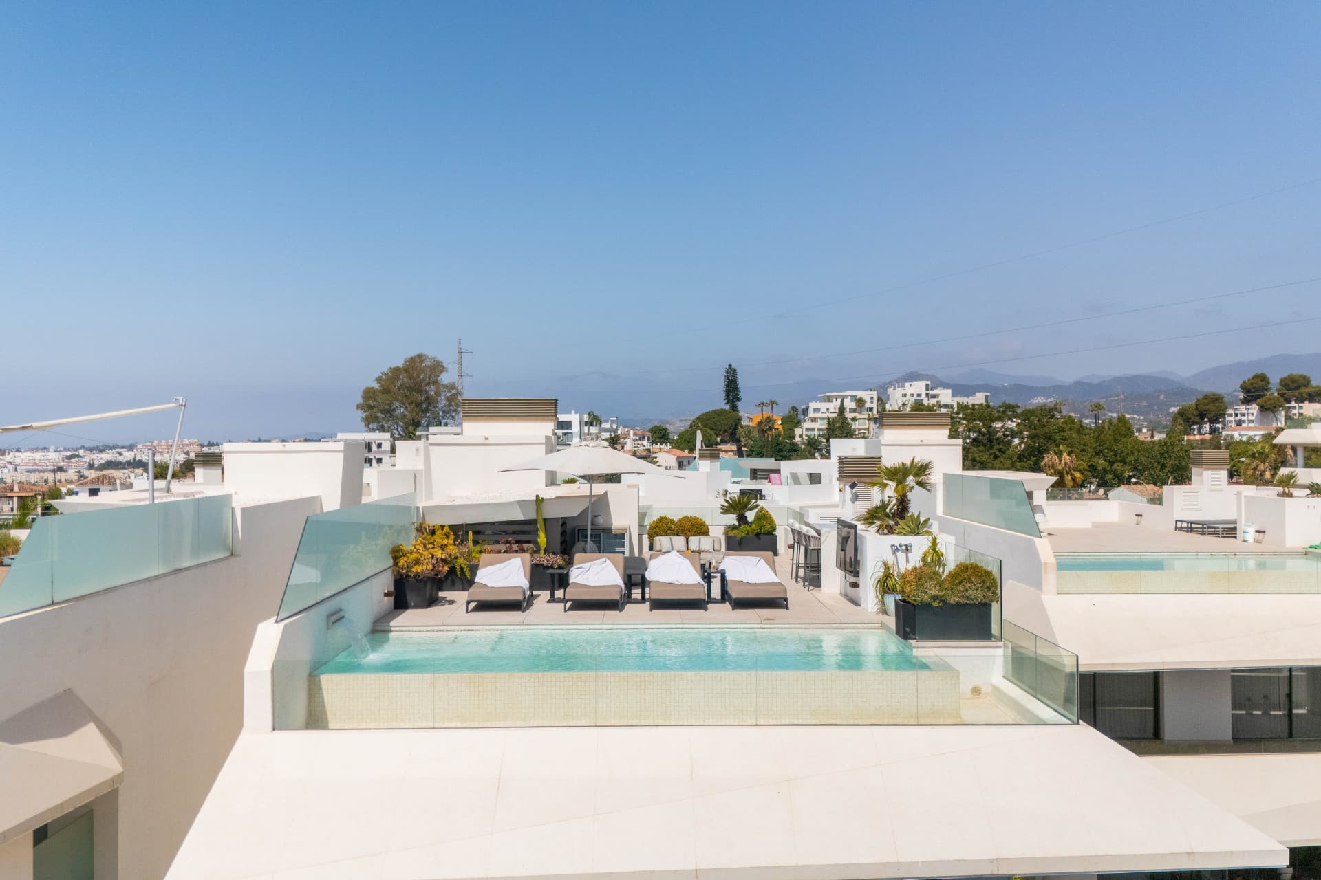 Vanguard Architecture & Security in Nueva AndalucíaThis exceptional contemporary villa is situated in the heart of Nueva