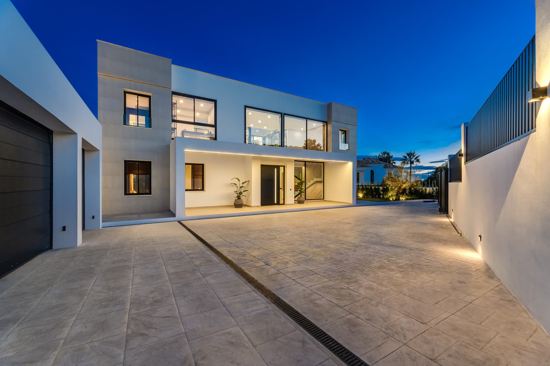 Incredible contemporary villa located in the heart of Madroñal, Benahavís, with breathtaking panoramic sea views