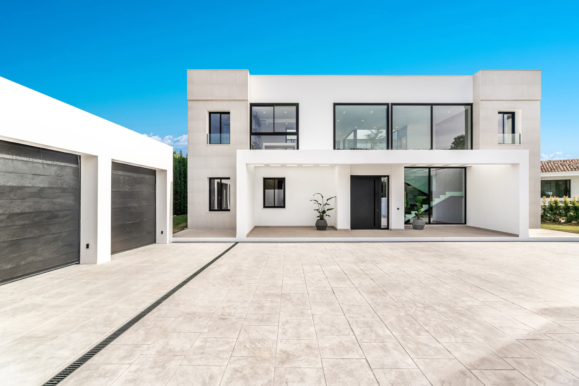 Incredible contemporary villa located in the heart of Madroñal, Benahavís, with breathtaking panoramic sea views