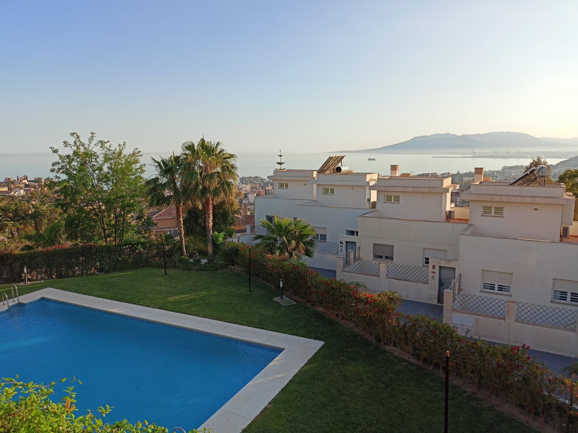 Adosado con vistas panorámicas al mar en Terrazas de Miraflores, Málaga Es muy difícil encontrar casas a la venta en Ter