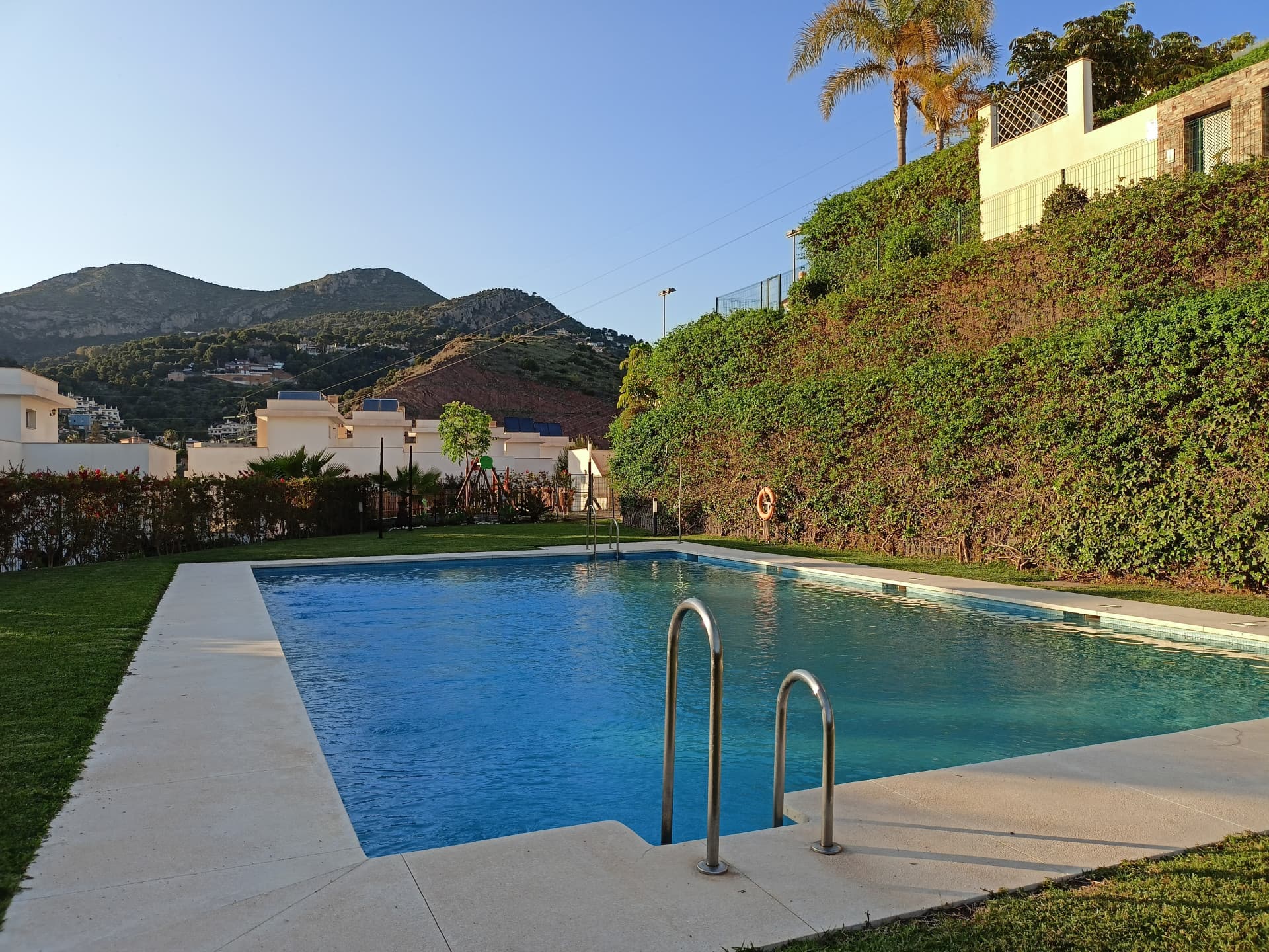 Adosado con vistas panorámicas al mar en Terrazas de Miraflores, Málaga Es muy difícil encontrar casas a la venta en Ter
