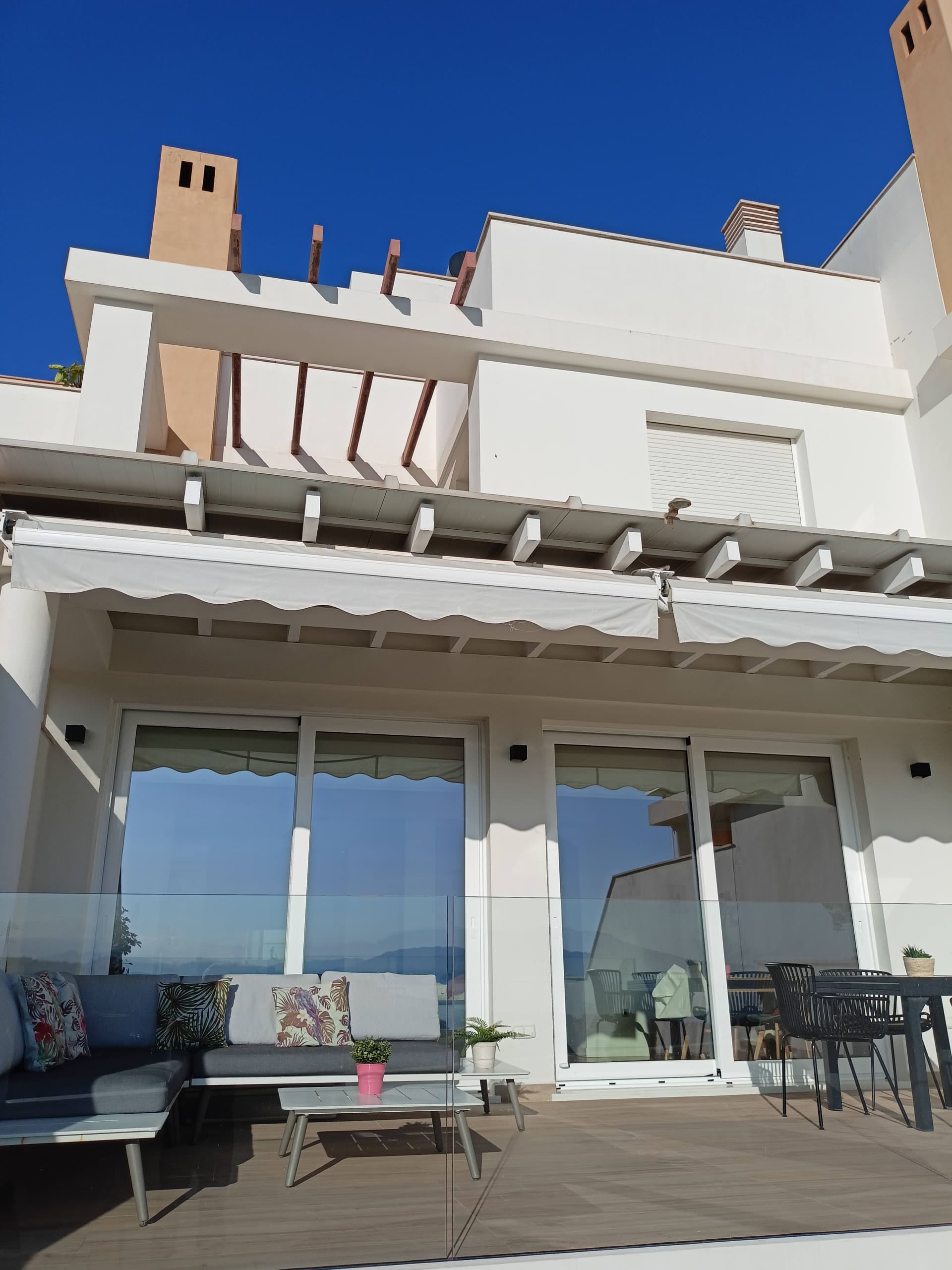 Adosado con vistas panorámicas al mar en Terrazas de Miraflores, Málaga Es muy difícil encontrar casas a la venta en Ter