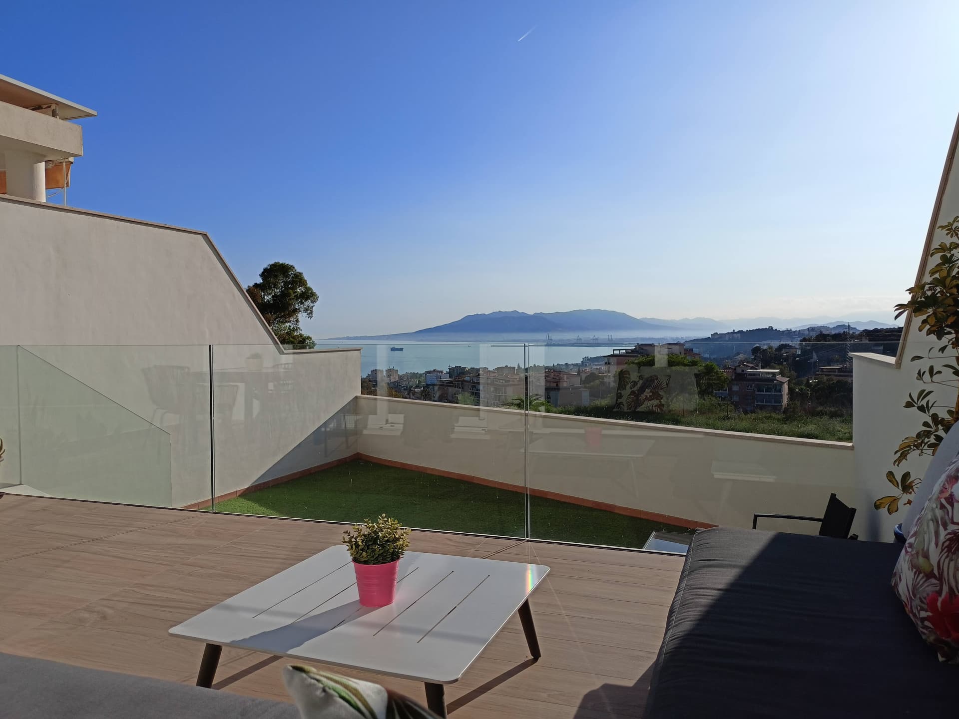 Adosado con vistas panorámicas al mar en Terrazas de Miraflores, Málaga Es muy difícil encontrar casas a la venta en Ter