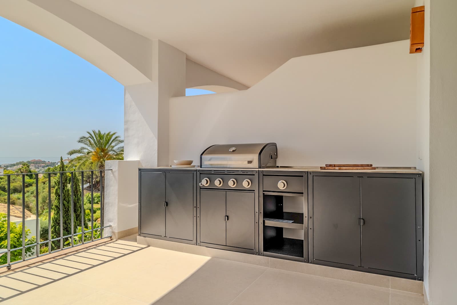 Here is the English version, sleek and direct: Renovated Luxury Apartment with Sea Views in La Quinta Spectacular 3-bedr