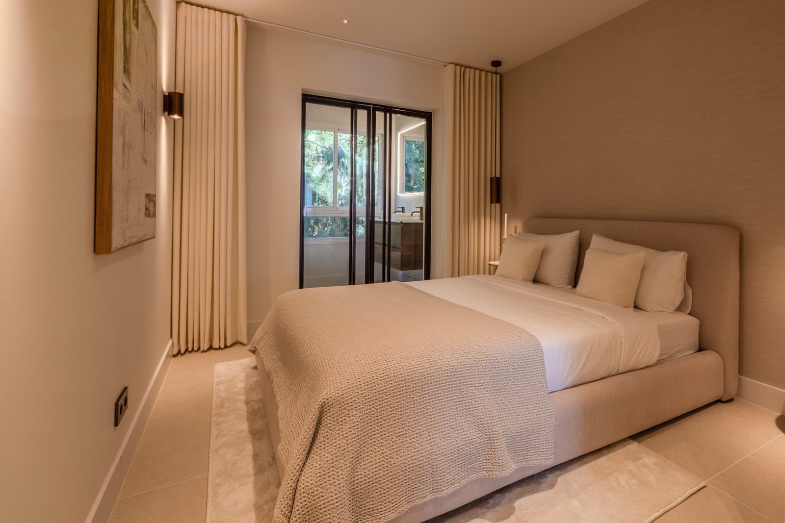 Here is the English version, sleek and direct: Renovated Luxury Apartment with Sea Views in La Quinta Spectacular 3-bedr