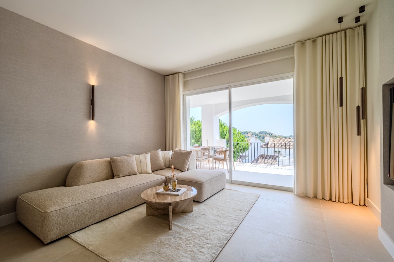 Here is the English version, sleek and direct: Renovated Luxury Apartment with Sea Views in La Quinta Spectacular 3-bedr