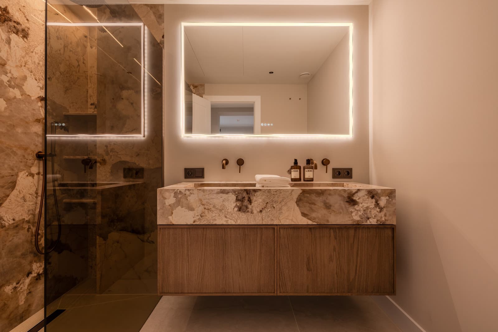 Here is the English version, sleek and direct: Renovated Luxury Apartment with Sea Views in La Quinta Spectacular 3-bedr