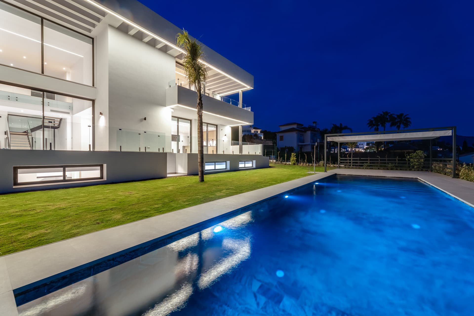 LUXURY NEW-BUILD VILLA IN PARAÍSO ALTO, BENAHAVÍS Located in the prestigious residential area of Paraíso Alto, this newl