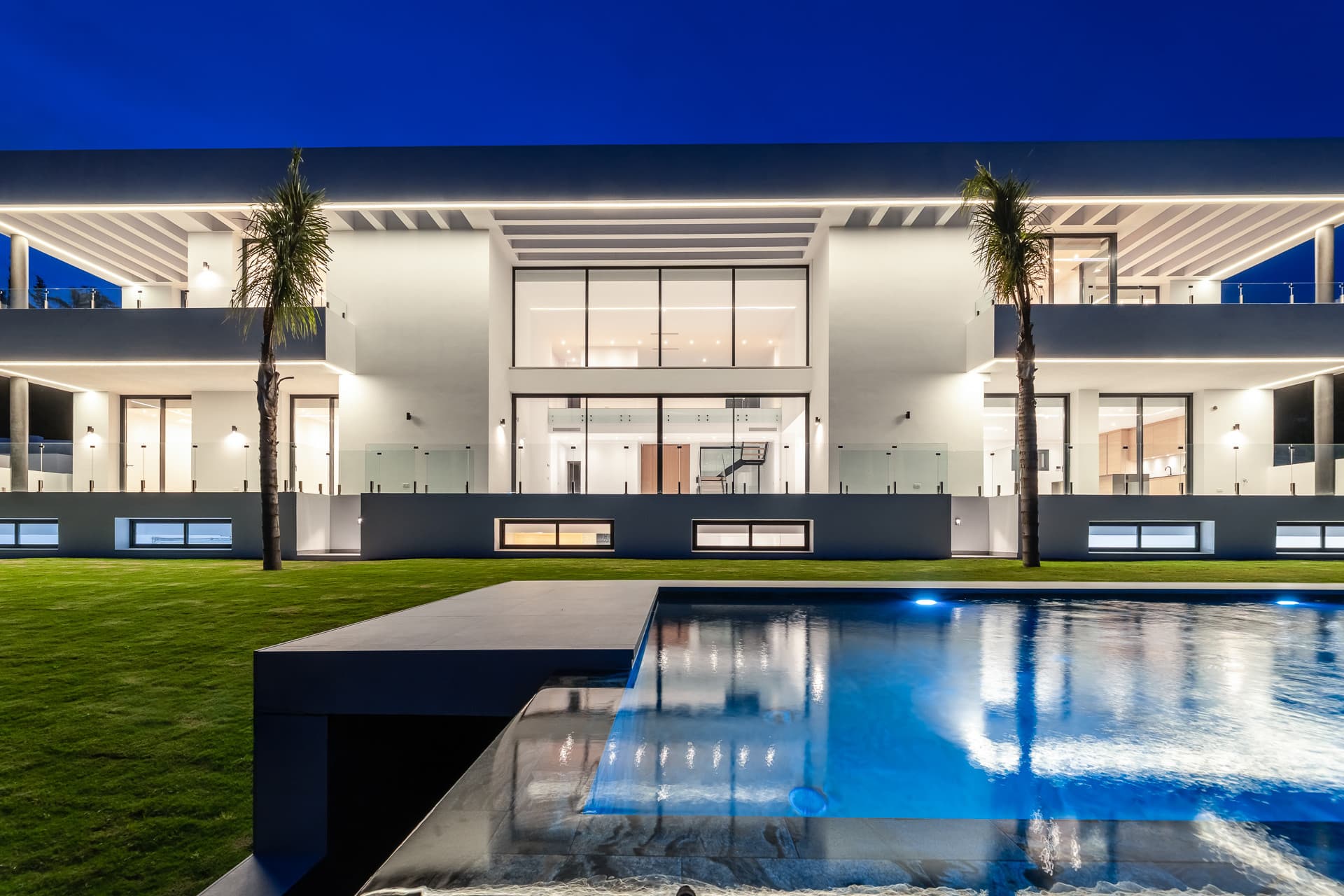 LUXURY NEW-BUILD VILLA IN PARAÍSO ALTO, BENAHAVÍS Located in the prestigious residential area of Paraíso Alto, this newl