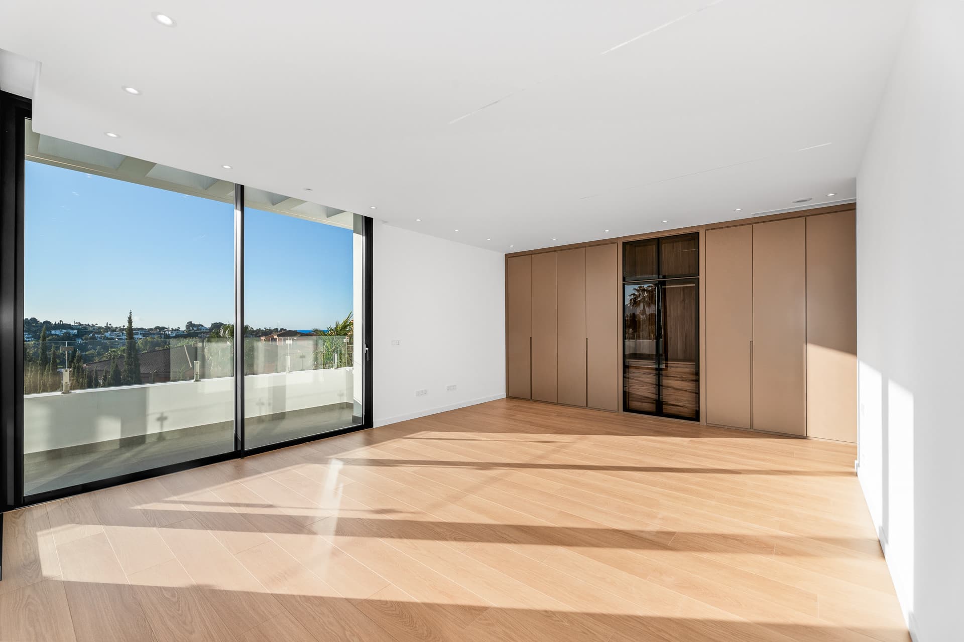 LUXURY NEW-BUILD VILLA IN PARAÍSO ALTO, BENAHAVÍS Located in the prestigious residential area of Paraíso Alto, this newl