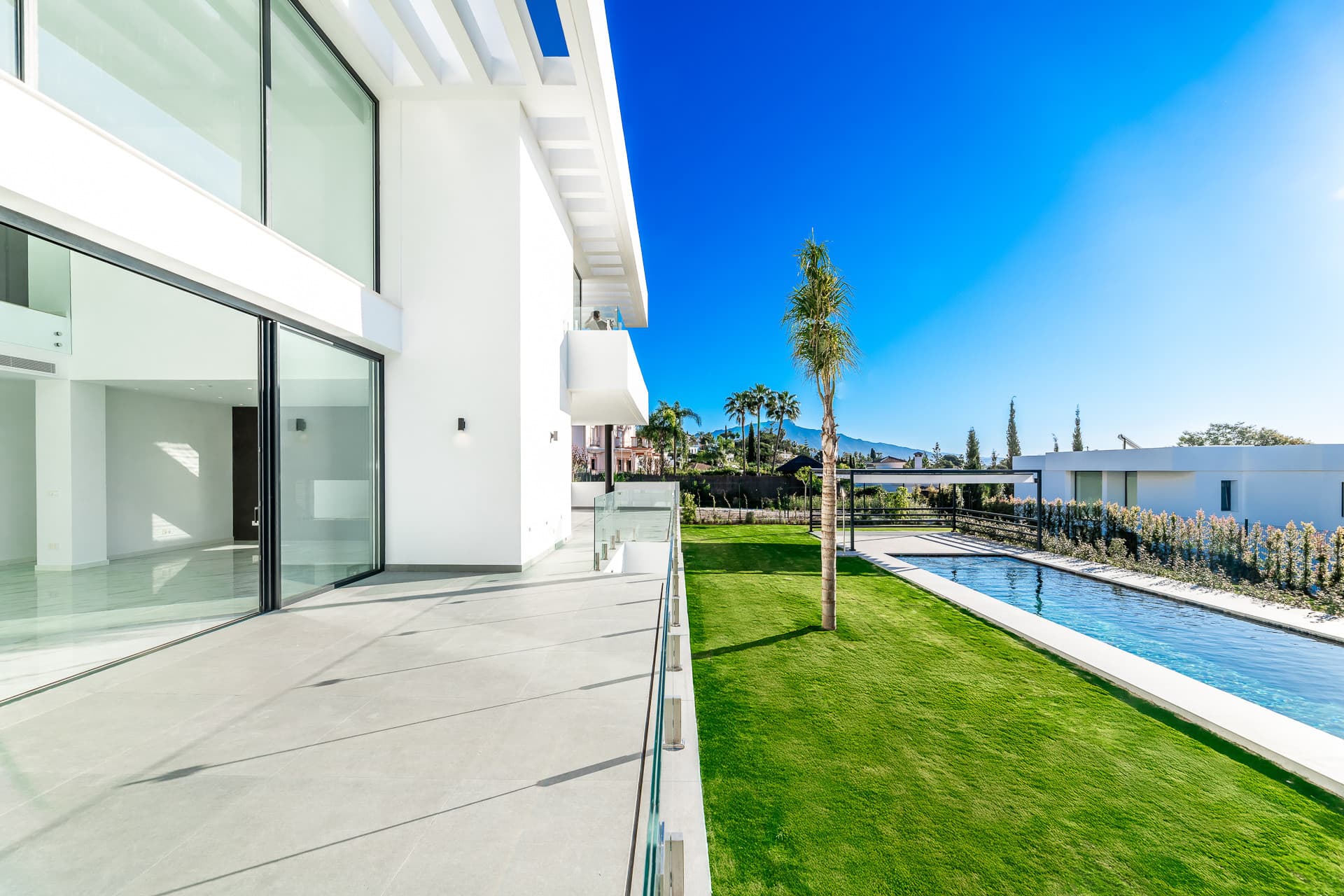 LUXURY NEW-BUILD VILLA IN PARAÍSO ALTO, BENAHAVÍS Located in the prestigious residential area of Paraíso Alto, this newl
