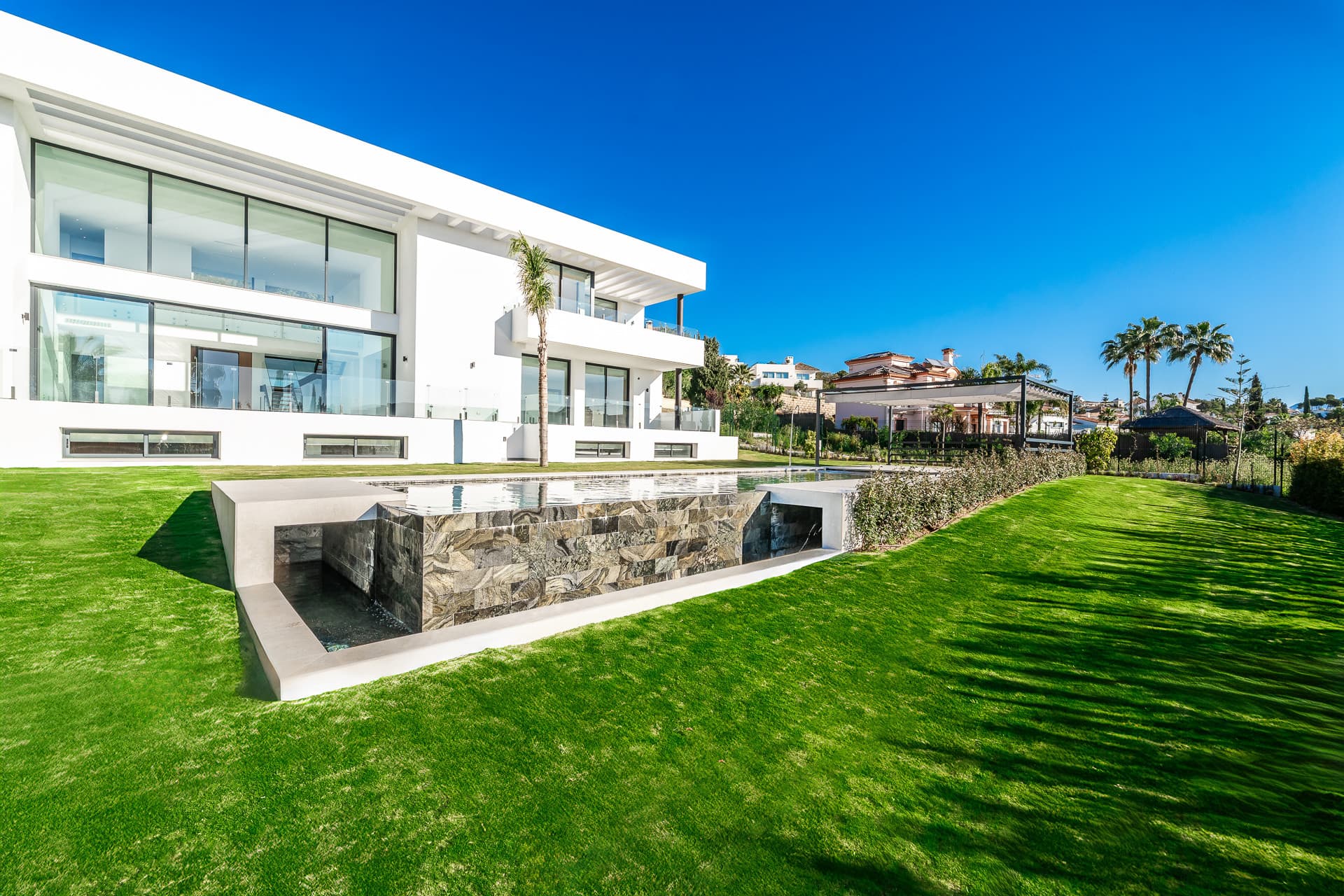 LUXURY NEW-BUILD VILLA IN PARAÍSO ALTO, BENAHAVÍS Located in the prestigious residential area of Paraíso Alto, this newl