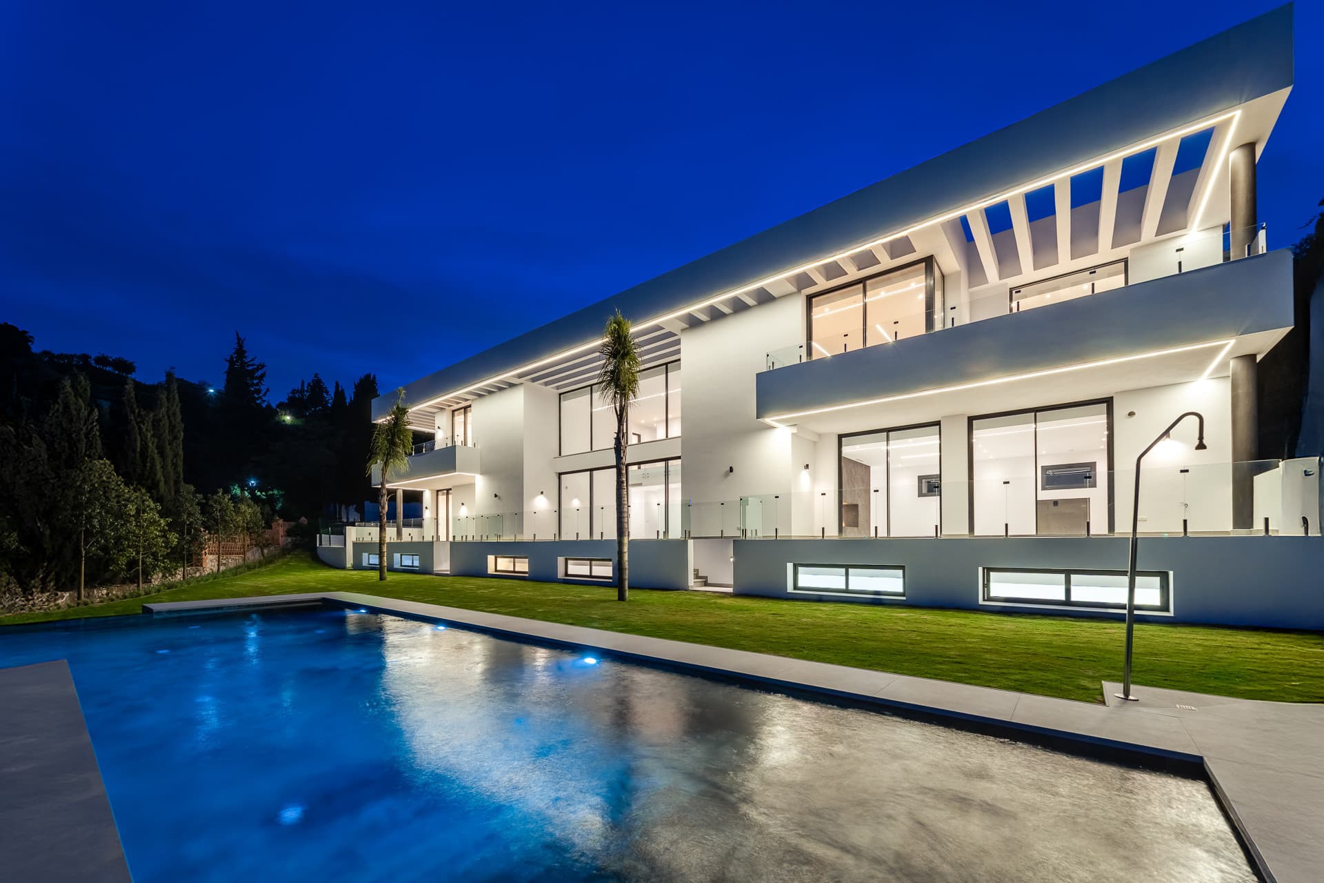 LUXURY NEW-BUILD VILLA IN PARAÍSO ALTO, BENAHAVÍS Located in the prestigious residential area of Paraíso Alto, this newl