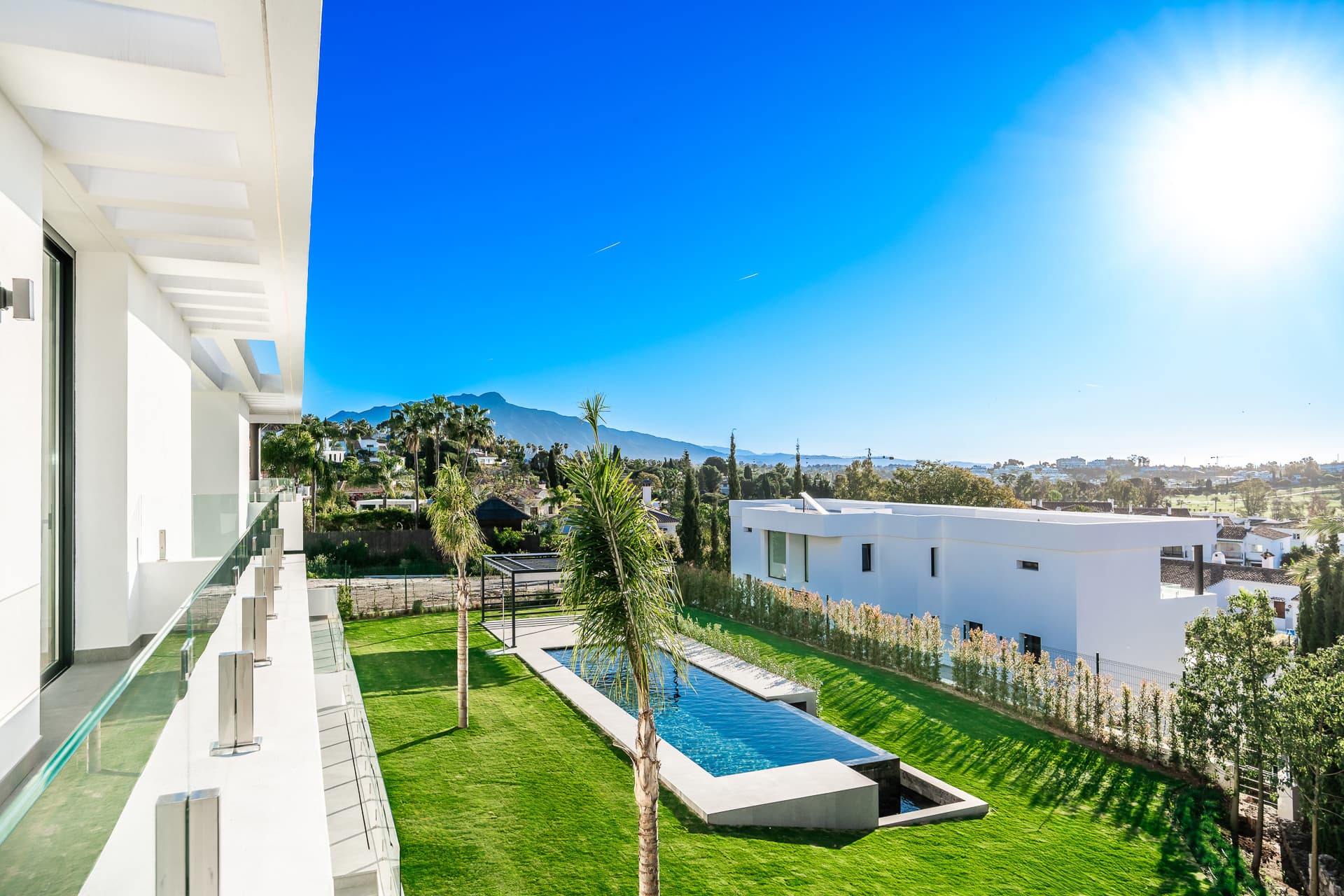 LUXURY NEW-BUILD VILLA IN PARAÍSO ALTO, BENAHAVÍS Located in the prestigious residential area of Paraíso Alto, this newl