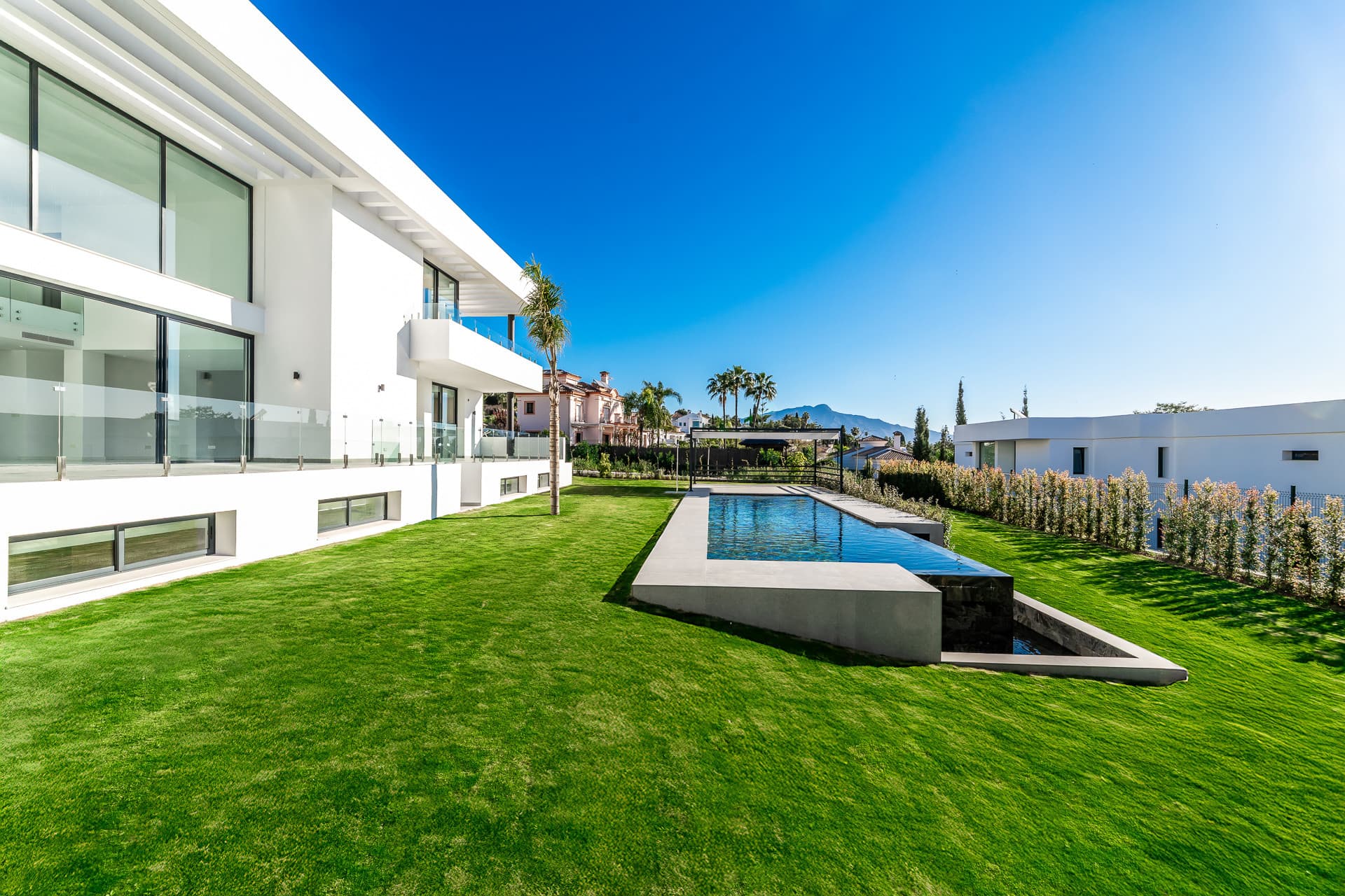 LUXURY NEW-BUILD VILLA IN PARAÍSO ALTO, BENAHAVÍS Located in the prestigious residential area of Paraíso Alto, this newl