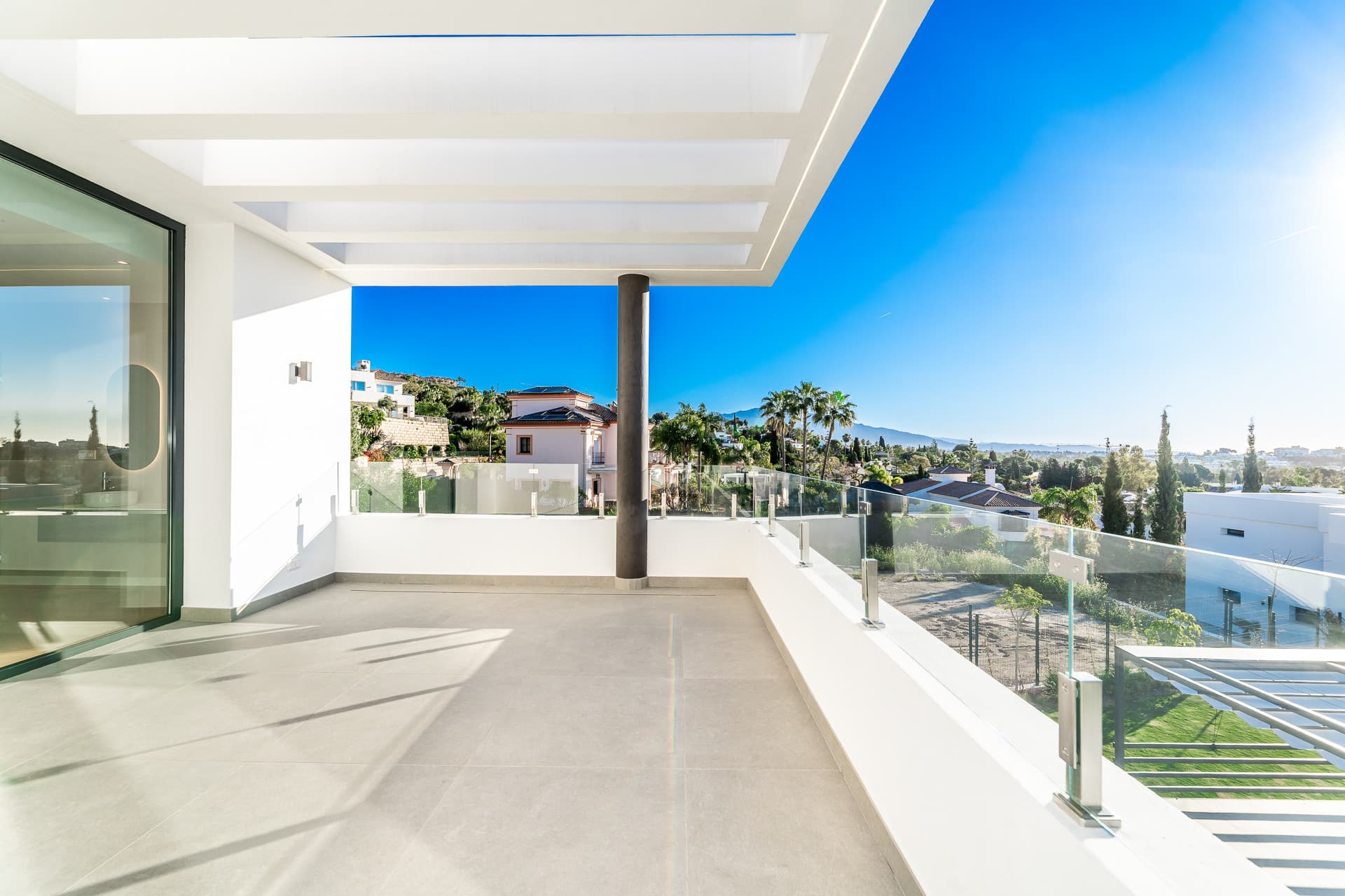 LUXURY NEW-BUILD VILLA IN PARAÍSO ALTO, BENAHAVÍS Located in the prestigious residential area of Paraíso Alto, this newl