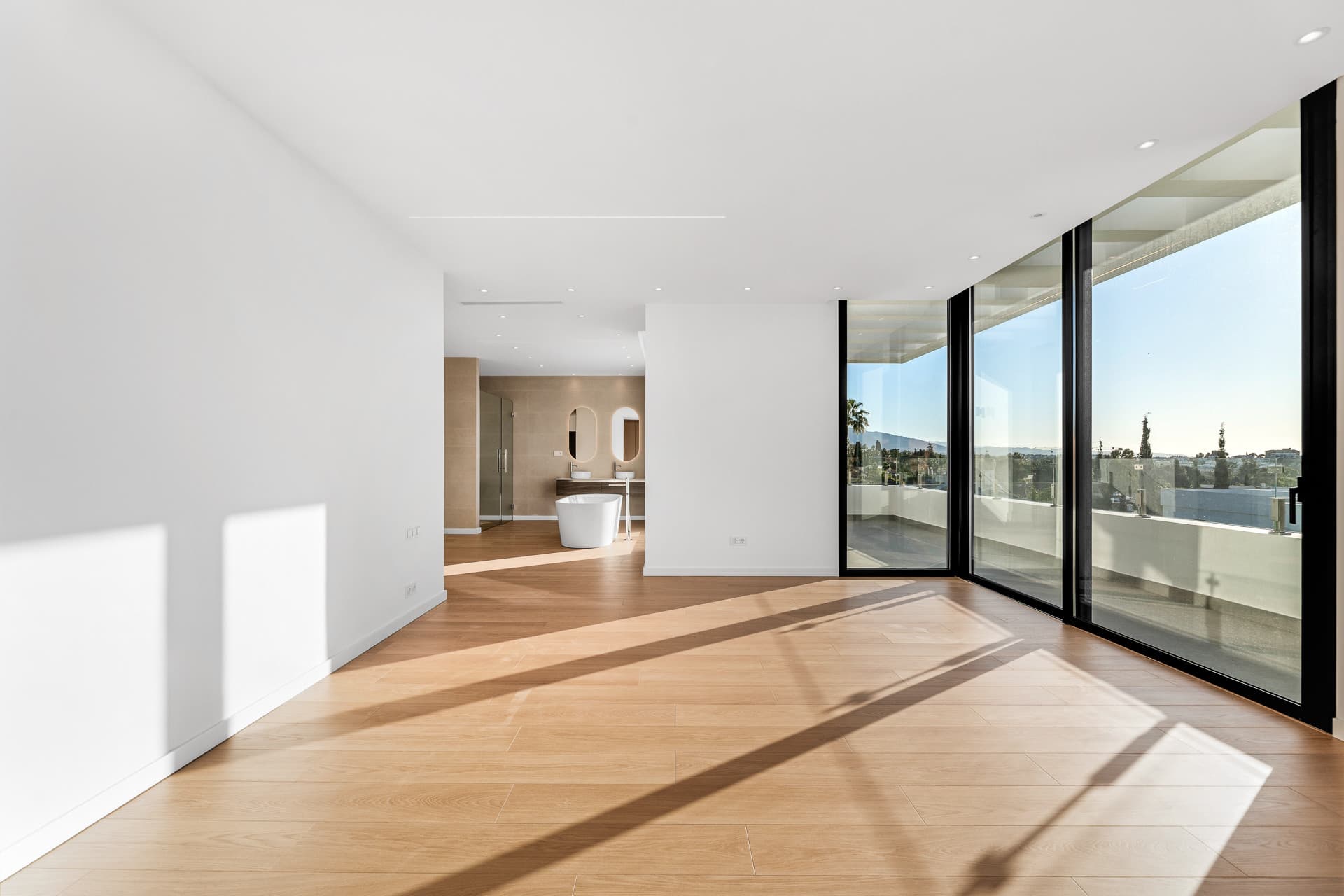 LUXURY NEW-BUILD VILLA IN PARAÍSO ALTO, BENAHAVÍS Located in the prestigious residential area of Paraíso Alto, this newl