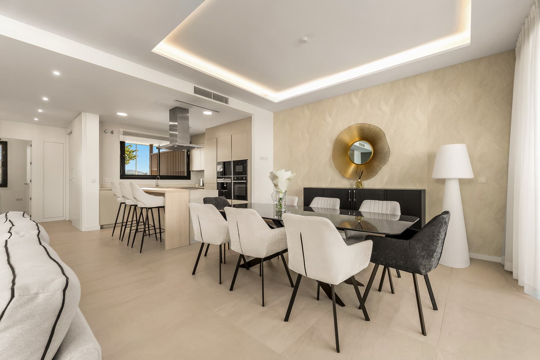 Located in the residential area of Rio Real in the eastern part of Marbella, this modern townhouse-style villa presents