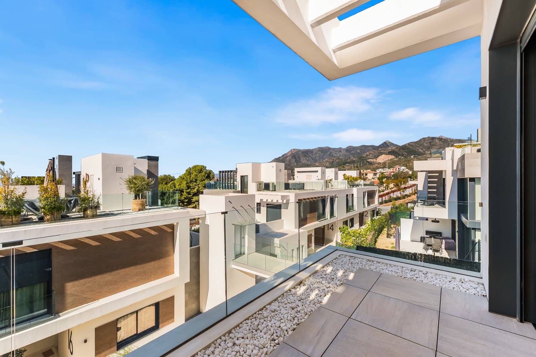 Located in the residential area of Rio Real in the eastern part of Marbella, this modern townhouse-style villa presents