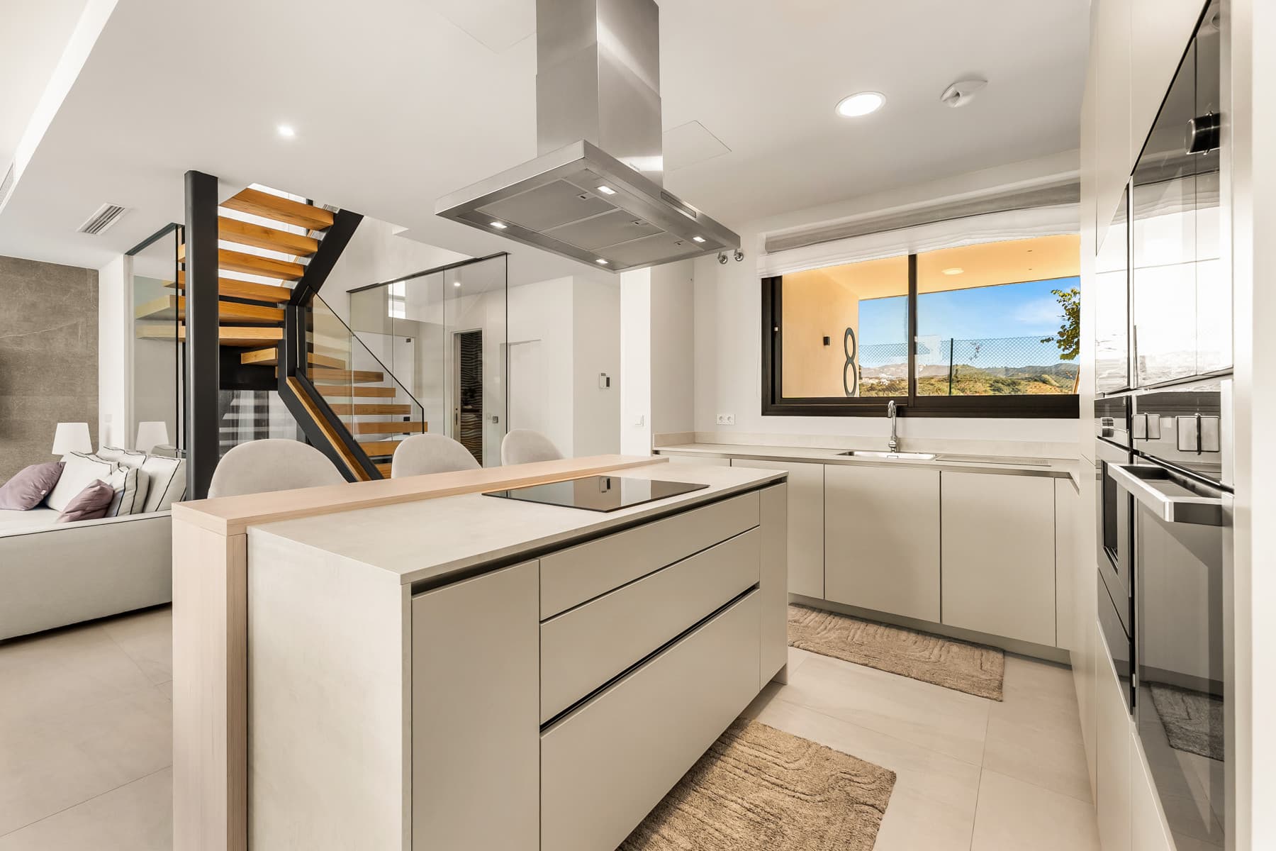Located in the residential area of Rio Real in the eastern part of Marbella, this modern townhouse-style villa presents