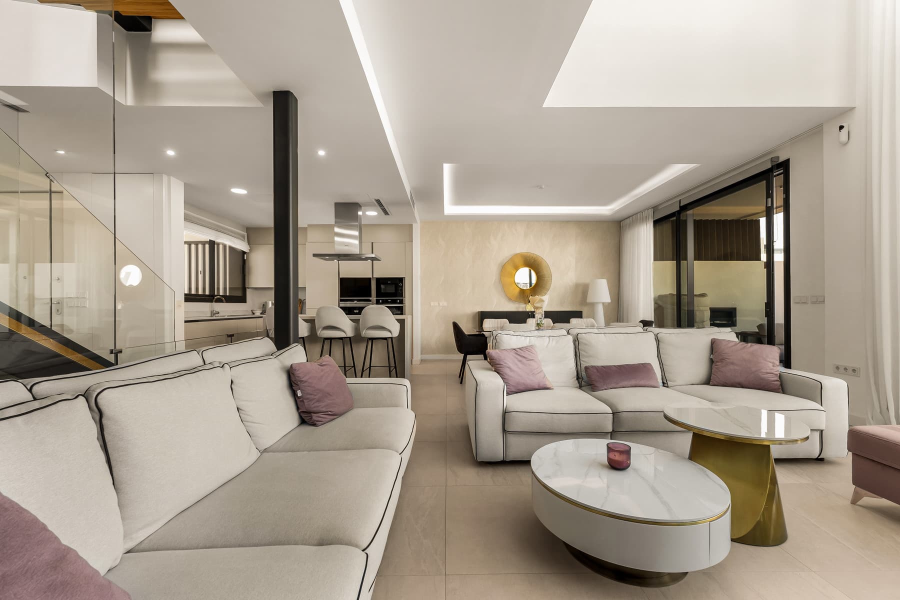 Located in the residential area of Rio Real in the eastern part of Marbella, this modern townhouse-style villa presents
