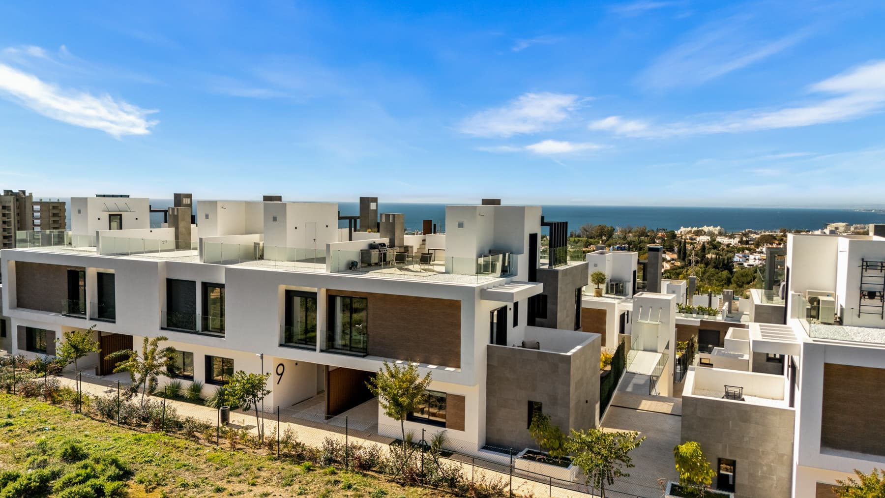 Located in the residential area of Rio Real in the eastern part of Marbella, this modern townhouse-style villa presents