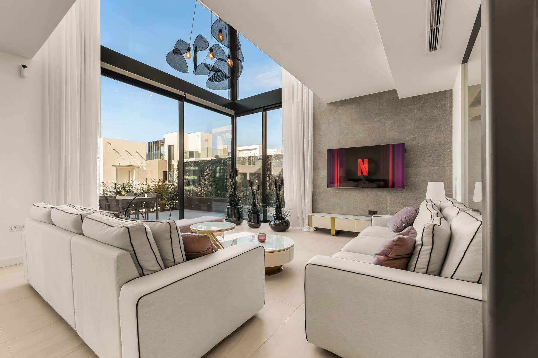 Located in the residential area of Rio Real in the eastern part of Marbella, this modern townhouse-style villa presents