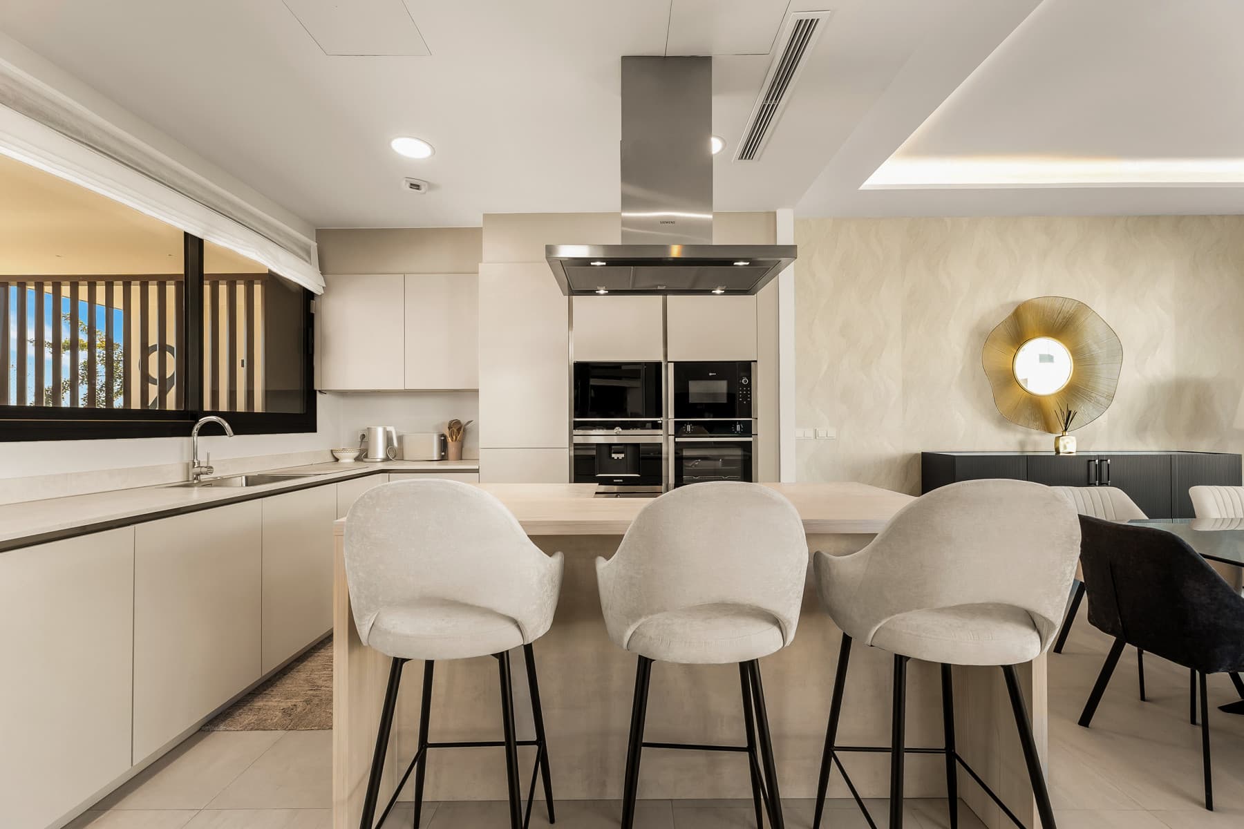 Located in the residential area of Rio Real in the eastern part of Marbella, this modern townhouse-style villa presents