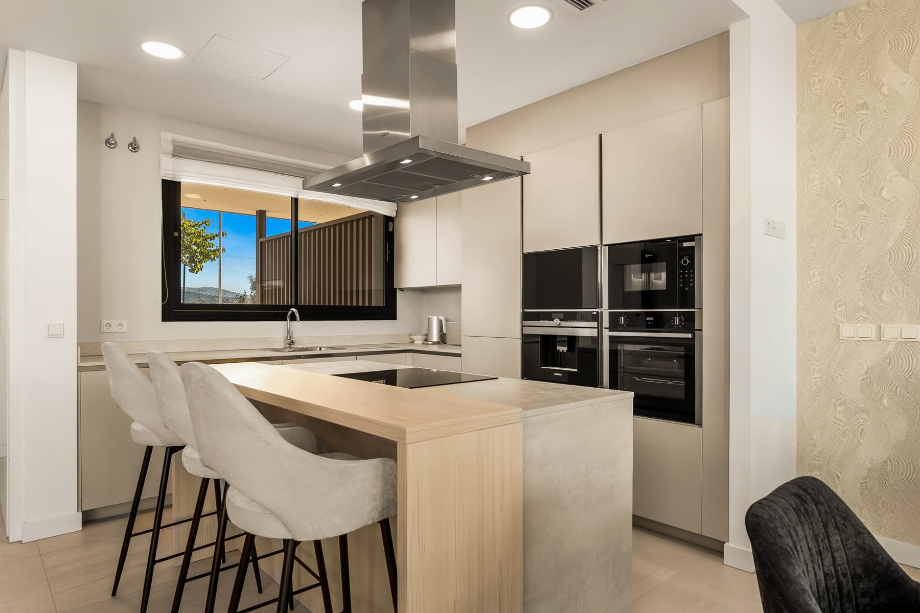 Located in the residential area of Rio Real in the eastern part of Marbella, this modern townhouse-style villa presents